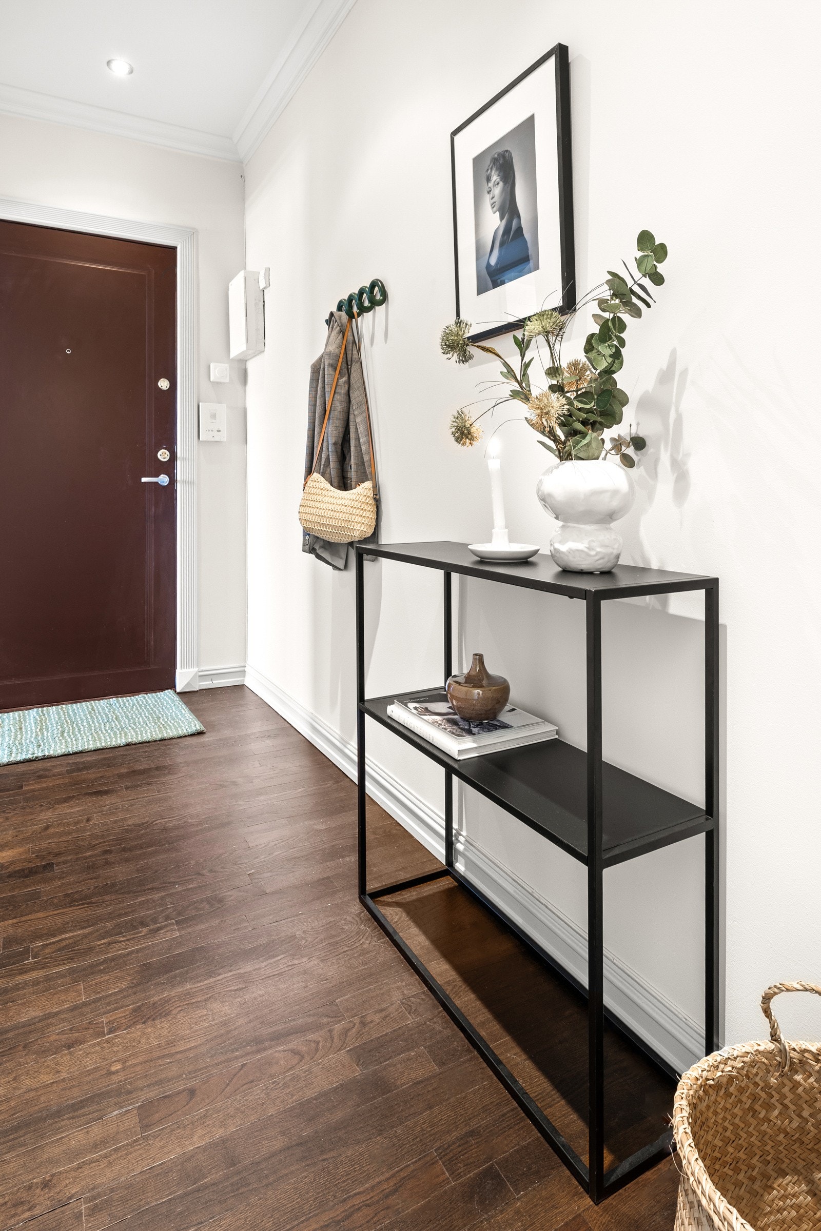 Ditt første møte med denne lekre boligen er en lys og innbydende entré. Galleribilde