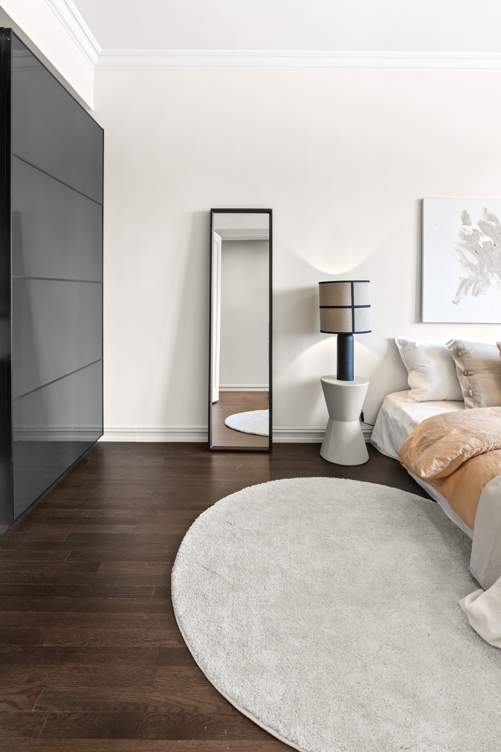 Klærne finner sin naturlige plass i den romslige garderoben. Galleribilde