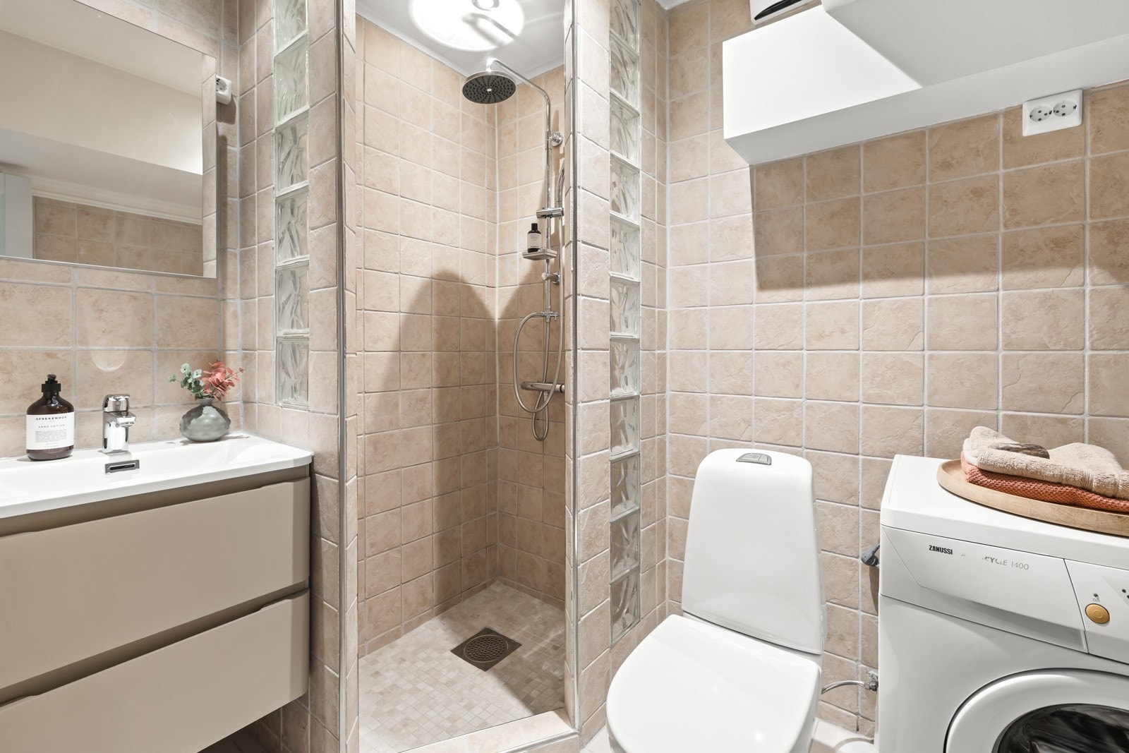 I boligen finnes et flislagt baderom. Galleribilde