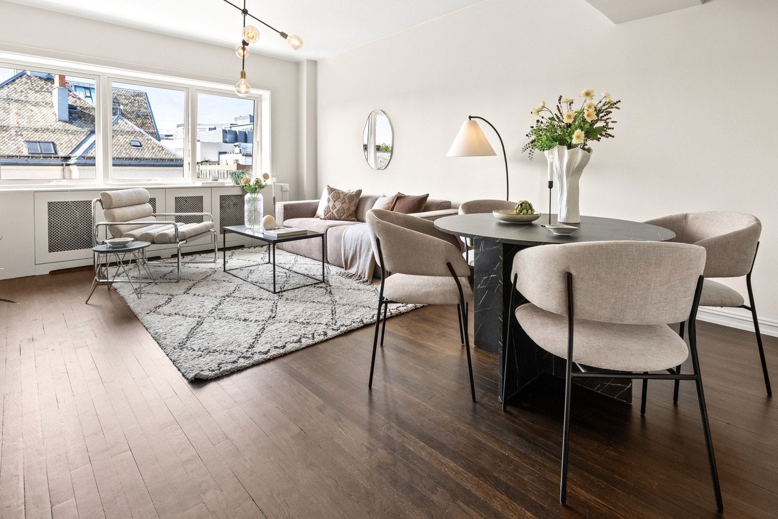 Adressen er Bogstadveien 53A, og heisen går opp til byggets 5. etasje. Her møtes du av en stor, lys og luftig leilighet, som med sine 3 soverom og generøse oppholdsrom har kvaliteter som passer enhver livssituasjon. Galleribilde