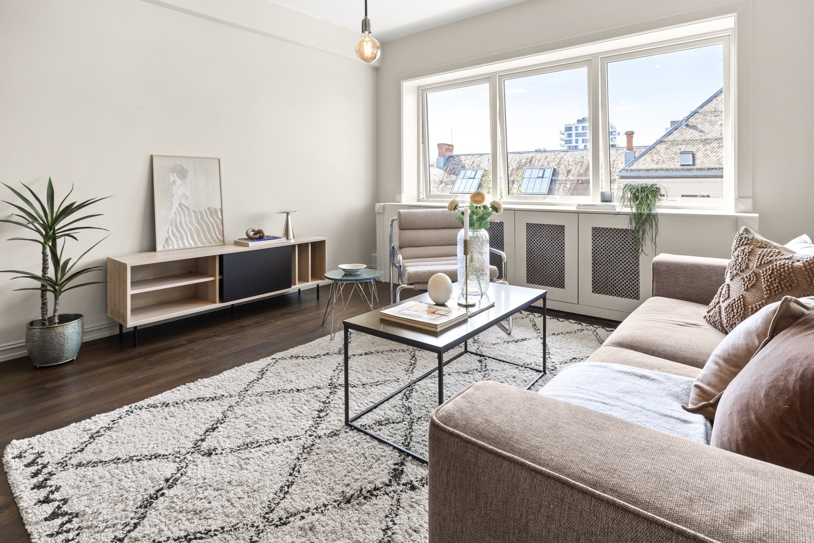 Det er god plass for stor sofagruppe med tilhørende mediebenk samt spisegruppe. Galleribilde