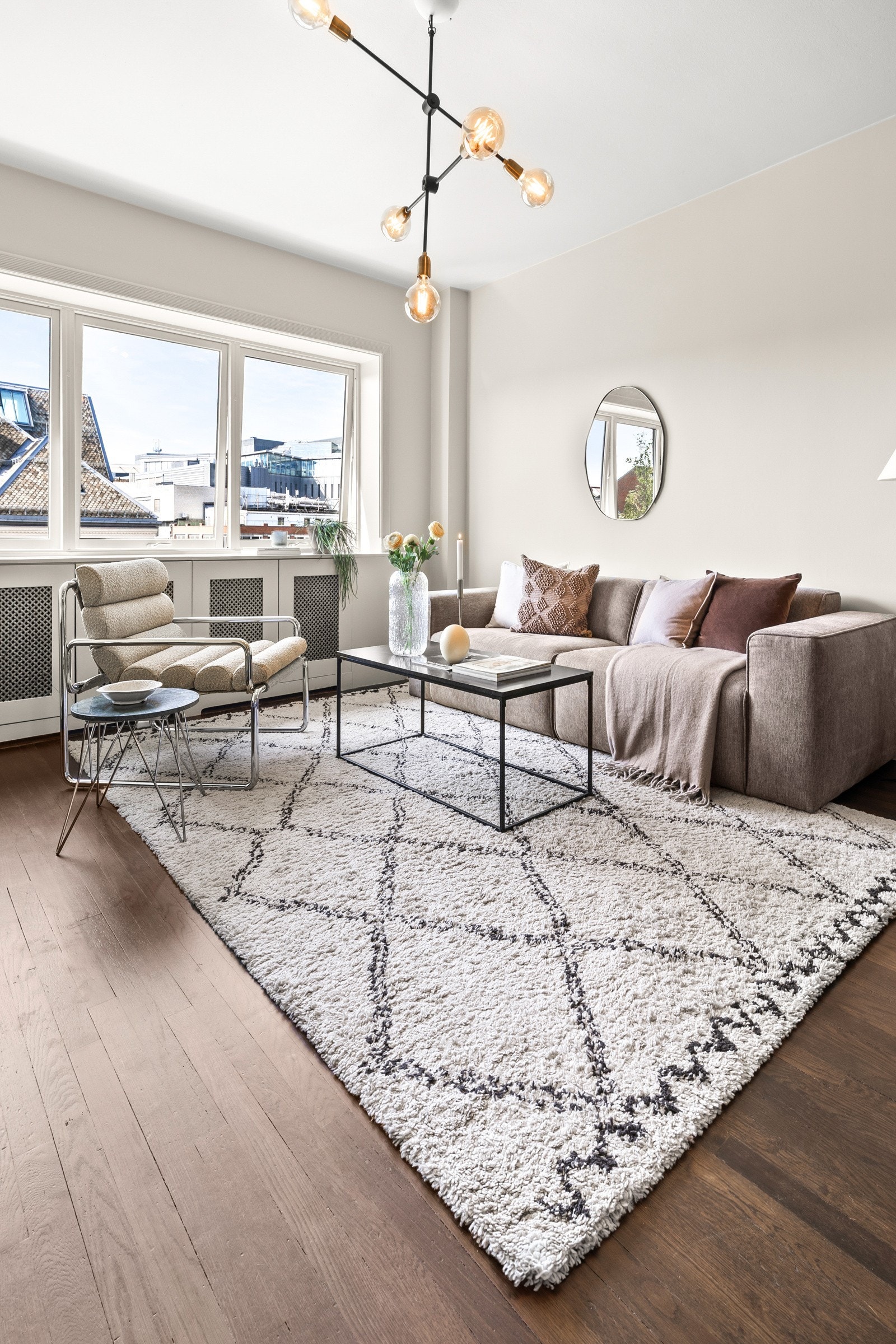 Romslig stue med god plass til salong. Galleribilde