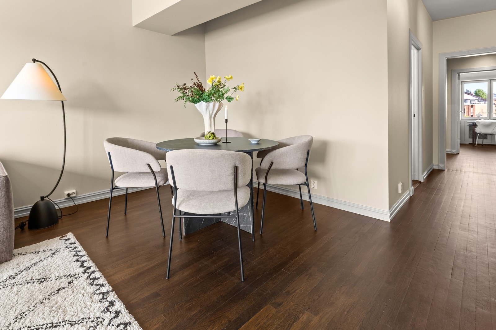 God plass til spisestue som kan samle venner og familie. Galleribilde