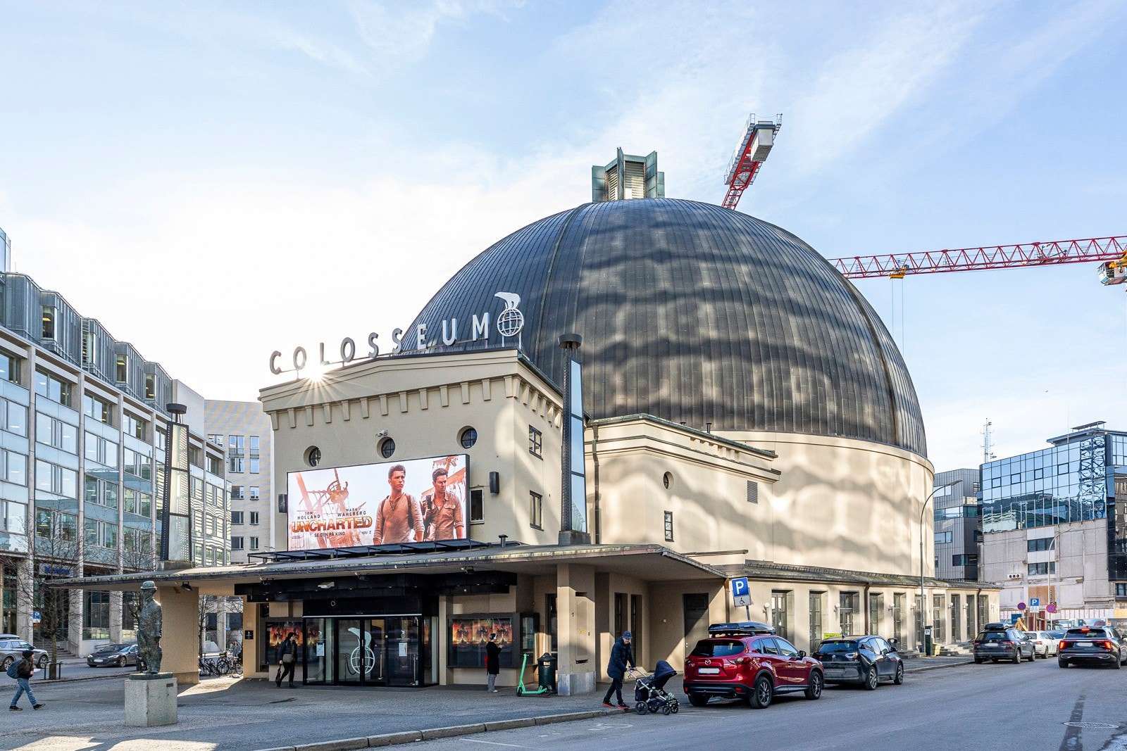 Området har også et rikt kulturtilbud, med Colosseum Kino, Litteraturhuset, og flere kunstgallerier og teatre i nærheten. I tillegg finnes et godt utvalg av treningssentre, som SATS på Colosseum, Fagerborg eller Bislett, Fresh Fitness Majorstuen og Summit Galleribilde