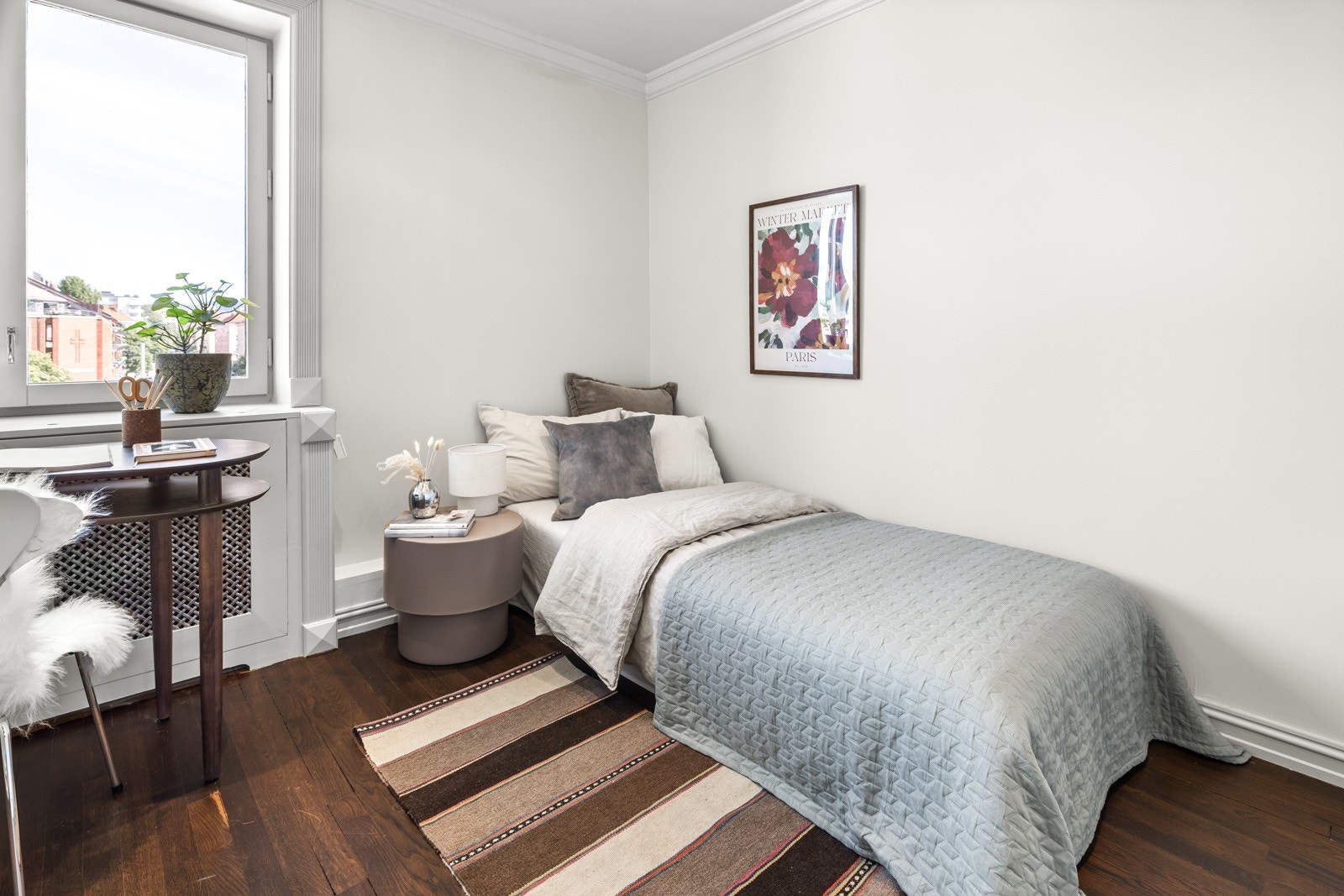 Også boligens andre soverom er av god størrelse med plass for seng, garderobe og en arbeidsstasjon. Galleribilde