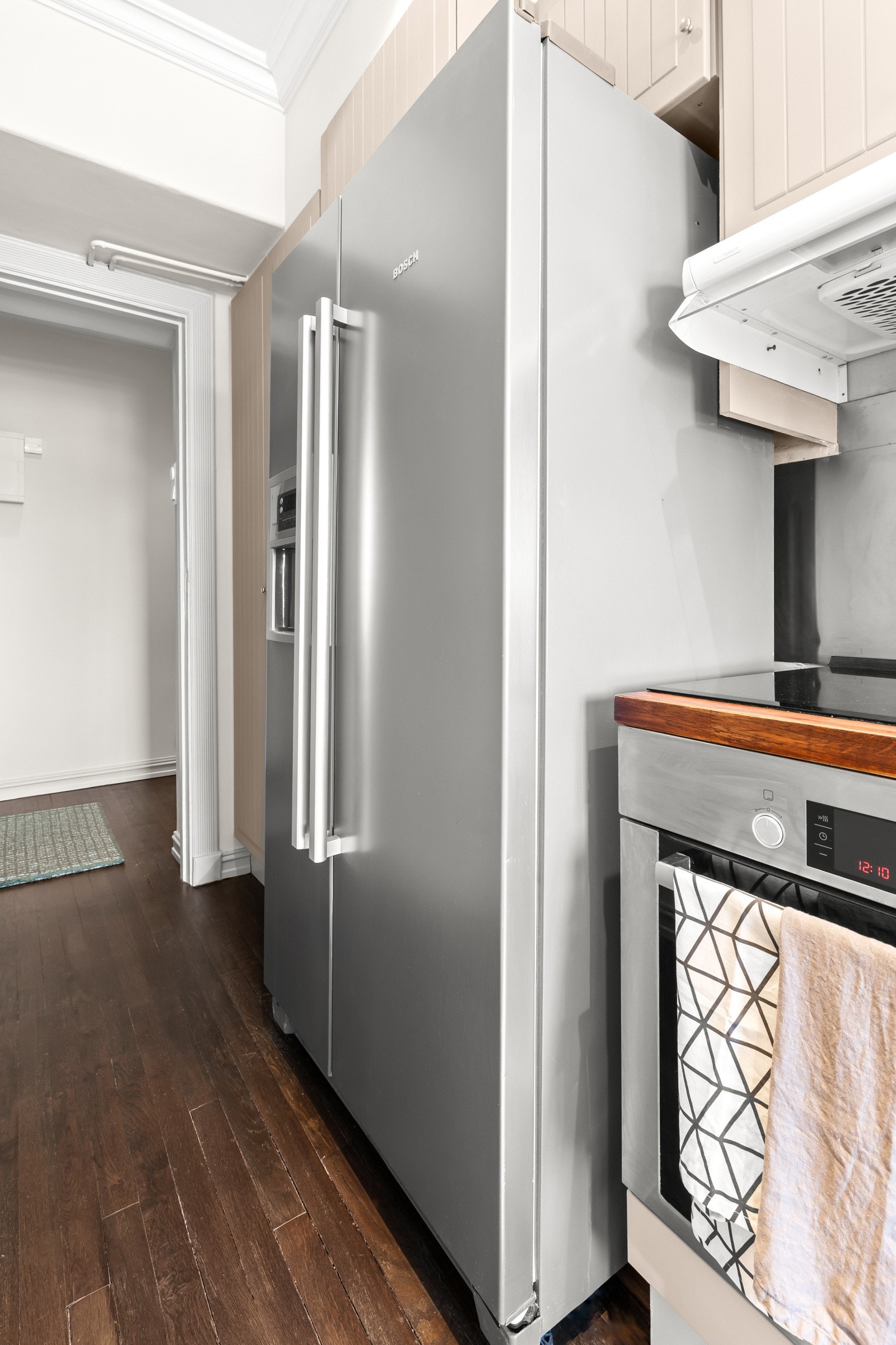 Kjøkkenet består av en eldre Ikea kjøkkeninnredning med profilerte fronter, heltre benkeplate, oppvaskkum, opplegg til oppvaskmaskin, aluplater over kjøkkenbenk samt lys under overskap. Galleribilde