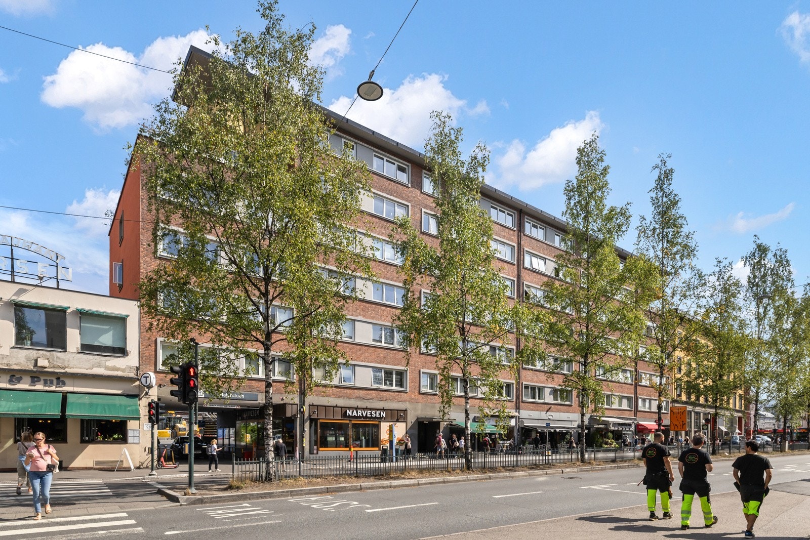 Dette er den perfekte bolig enten du ønsker å bo sentralt med god plass, eller du ser etter en ettertraktet utleiebolign med gode leieinntekter! Galleribilde