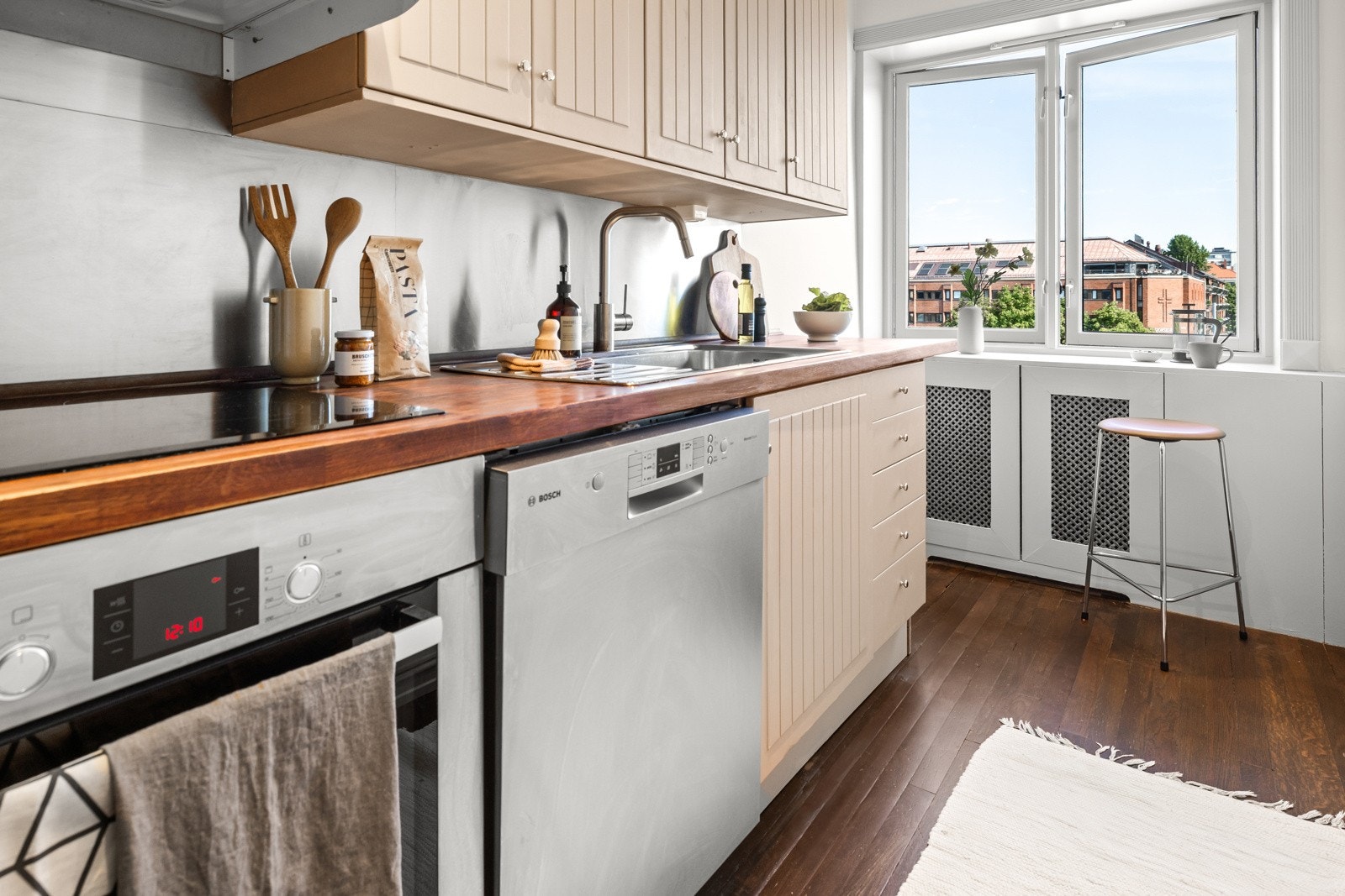 Det er kjøkkenventilator med kullfilter, og side-by-side kombiskap med kjøl og frys medfølger. Galleribilde