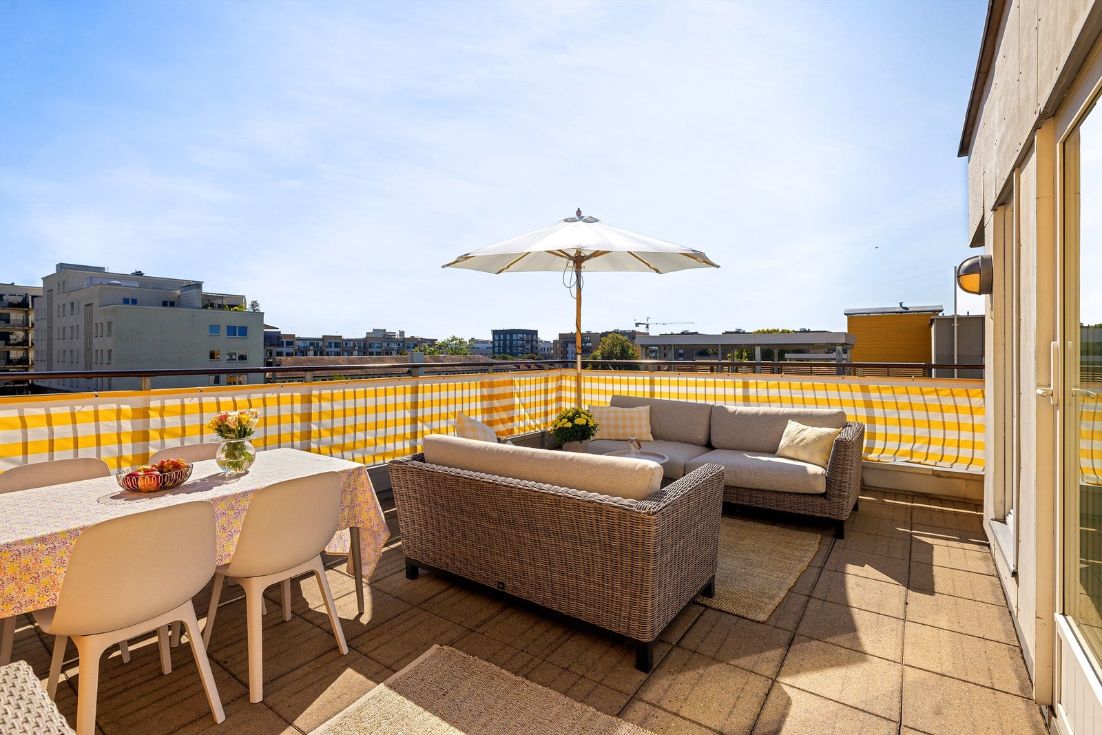 På sommeren blir terrassene som en naturlig forlengelse av stuen og byr på plass til både grill, langbord og sofagrupper Galleribilde