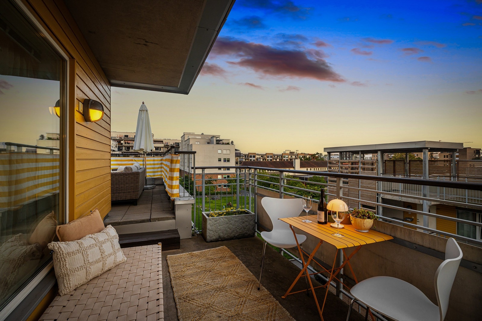 Leiligheten har en overbygd balkong på 9m² med videre adkomst til en stor takterrasse på 22m² som har fantastiske solforhold Galleribilde