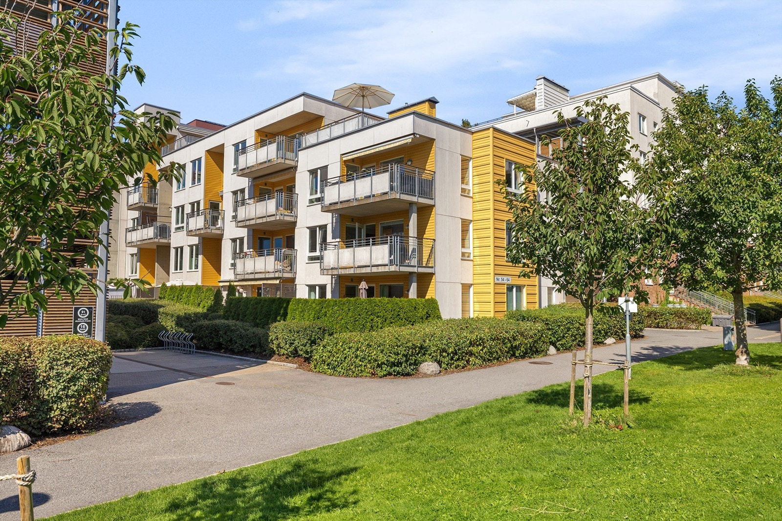 Fasade - Leiligheten troner alene på hjørnet mot parken Galleribilde