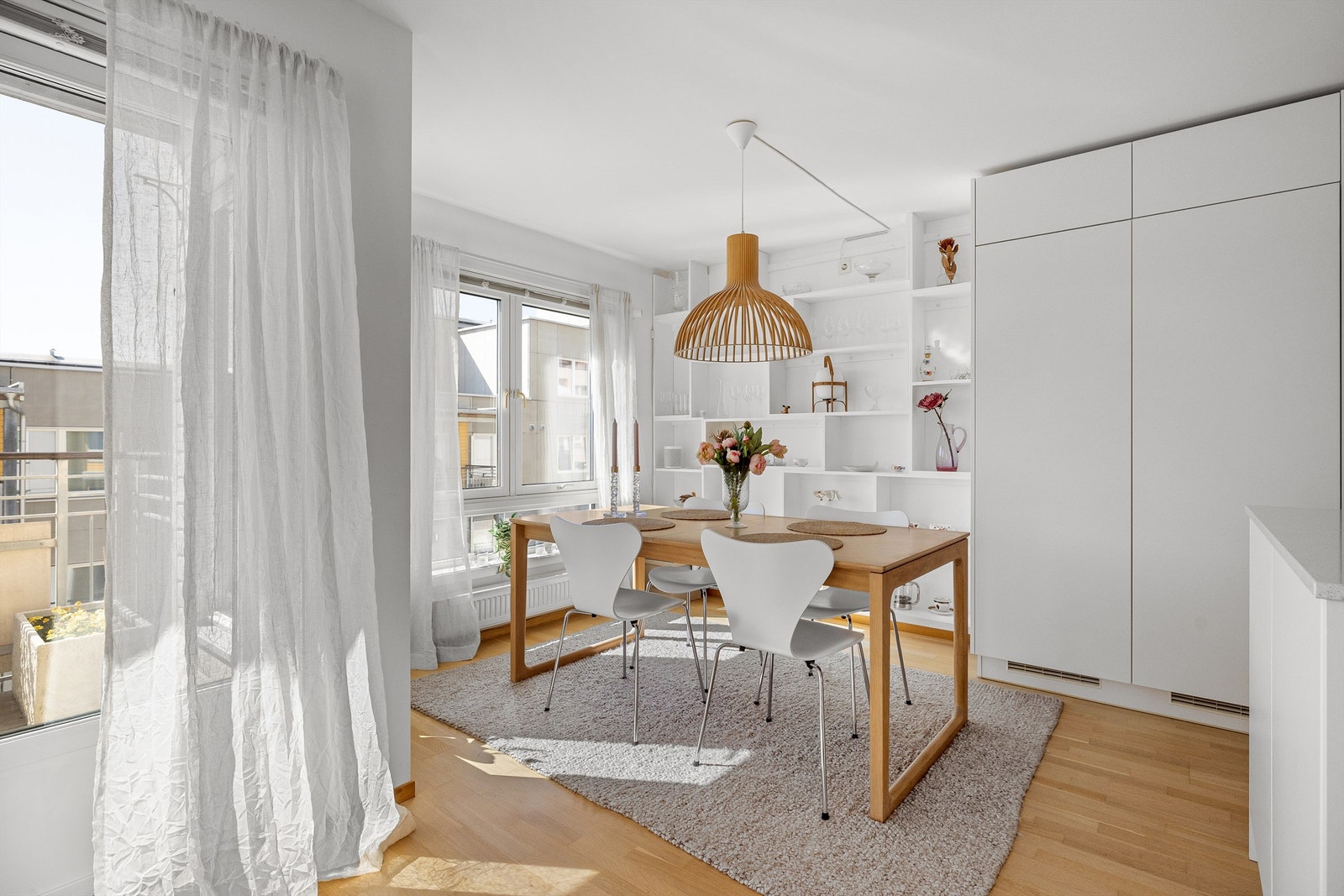 Lys spisestue med en lekker, plassbygd hylleseksjon. Galleribilde