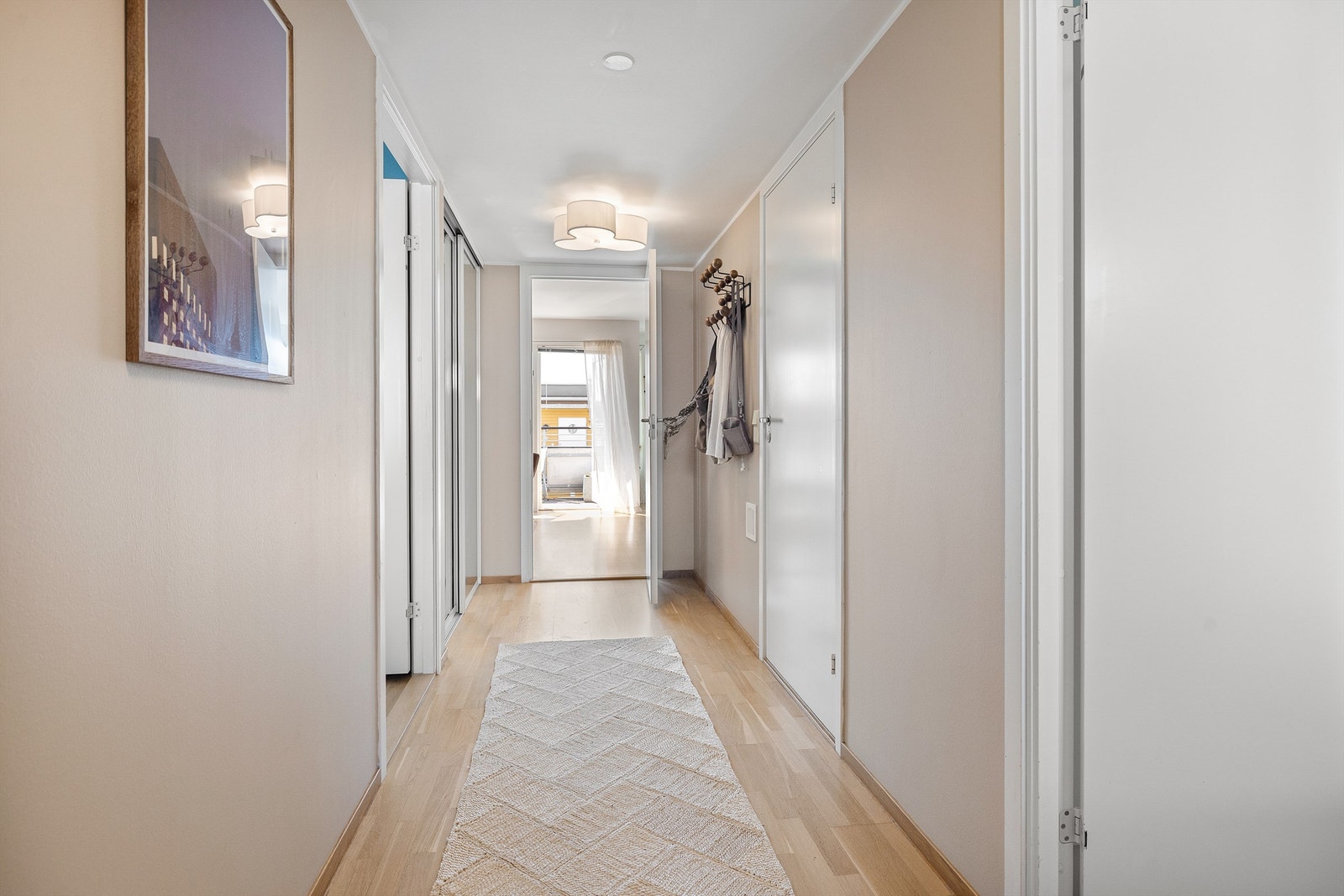 Fra entréen har du adkomst til leilighetens to soverom, bad og en stor skyvedørsgarderobe med speilfronter. Galleribilde