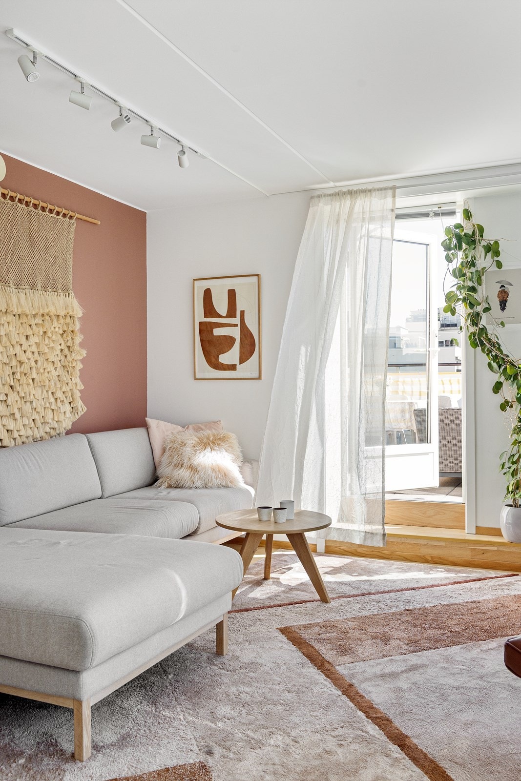 Vel innendørs møter du en sval, innbydende leilighet med høy standard Galleribilde