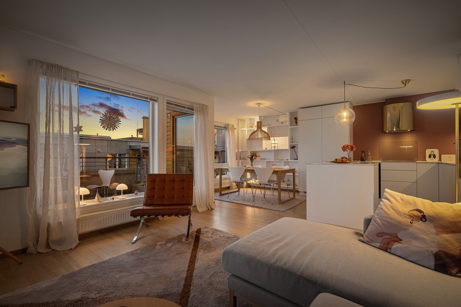 Leiligheten har flere fine soner og store vindusflater i alle oppholdsrom! Galleribilde