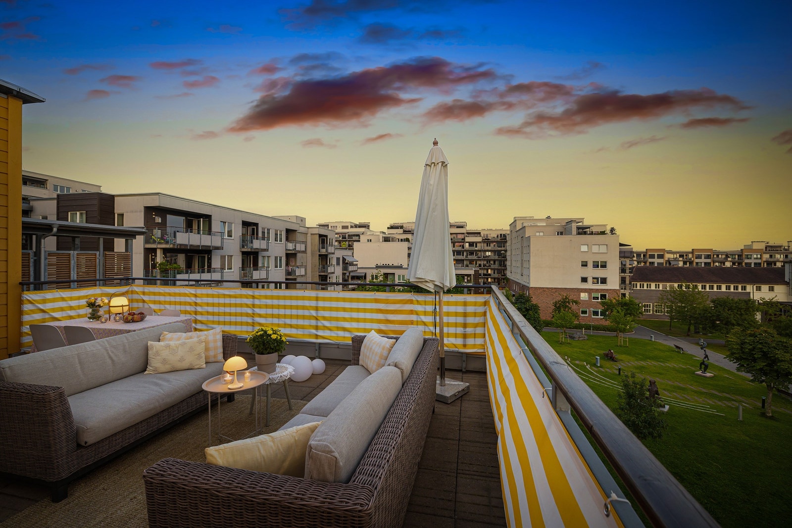 Den store terrassen har utsikt mot Peer Gynt parken og kveldshimmelen som gir en fantastisk atmosfære. Galleribilde