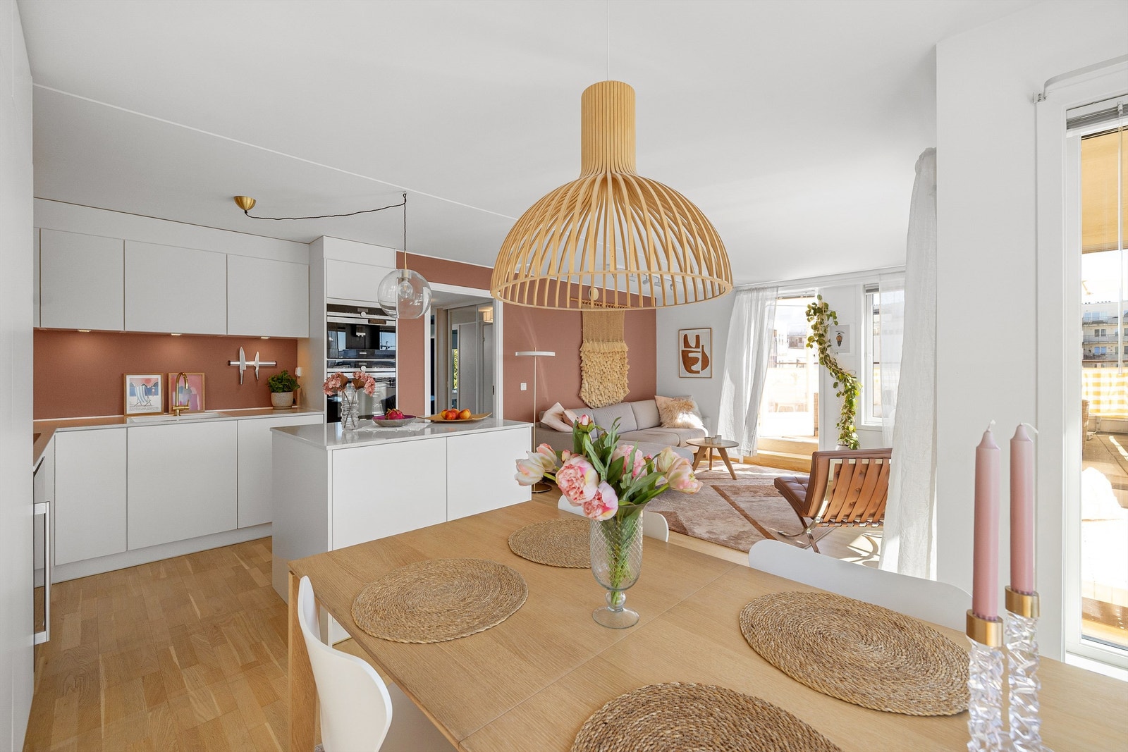 Vinteren 2017 fikk leiligheten en real oppgradering med blant annet et lekkert kjøkken fra Kvik. Galleribilde