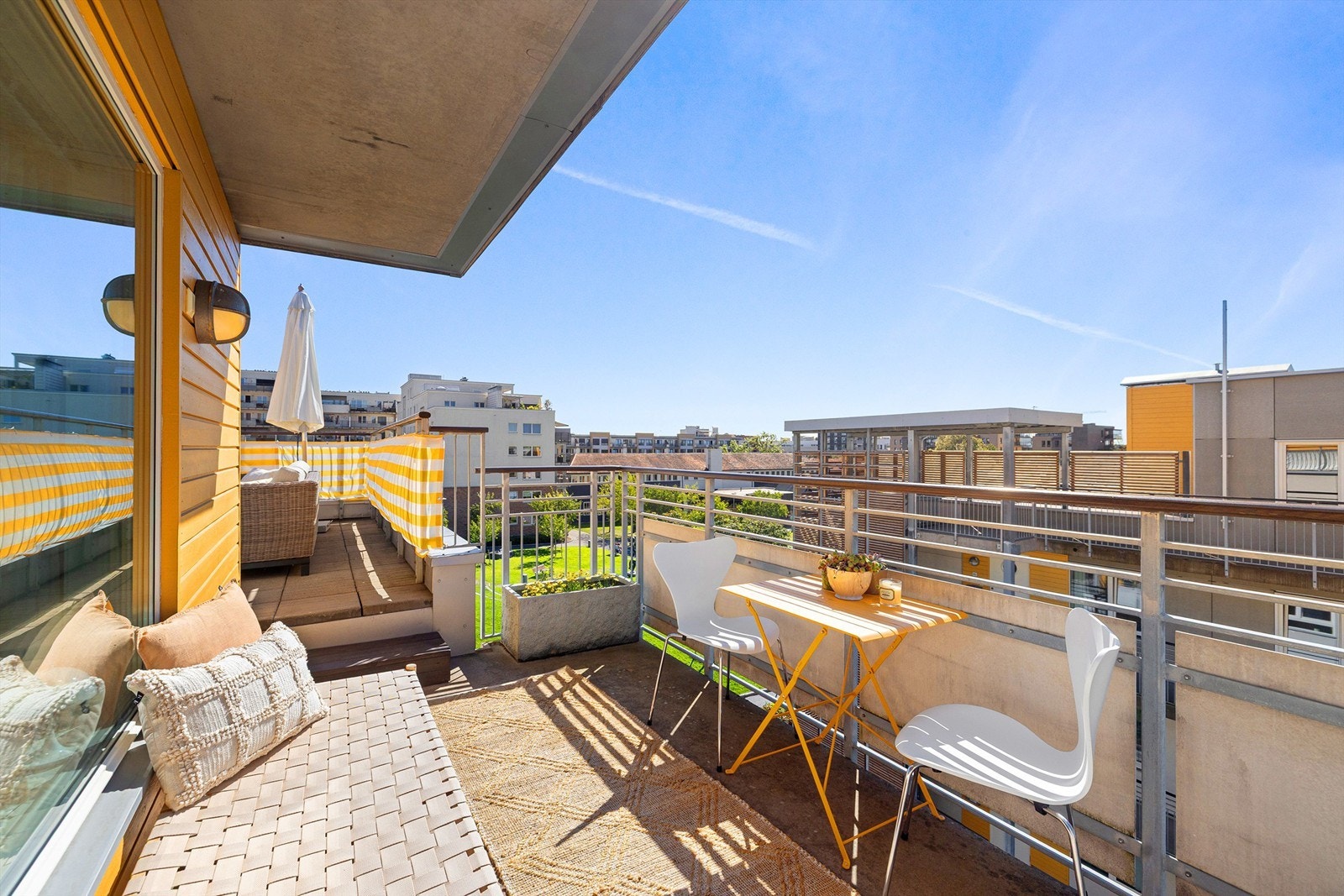 På sommeren blir dette en sikker vinner! Her har du terrasser på til sammen 31m² med sol fra ca 10 til 21 på sommeren. Galleribilde