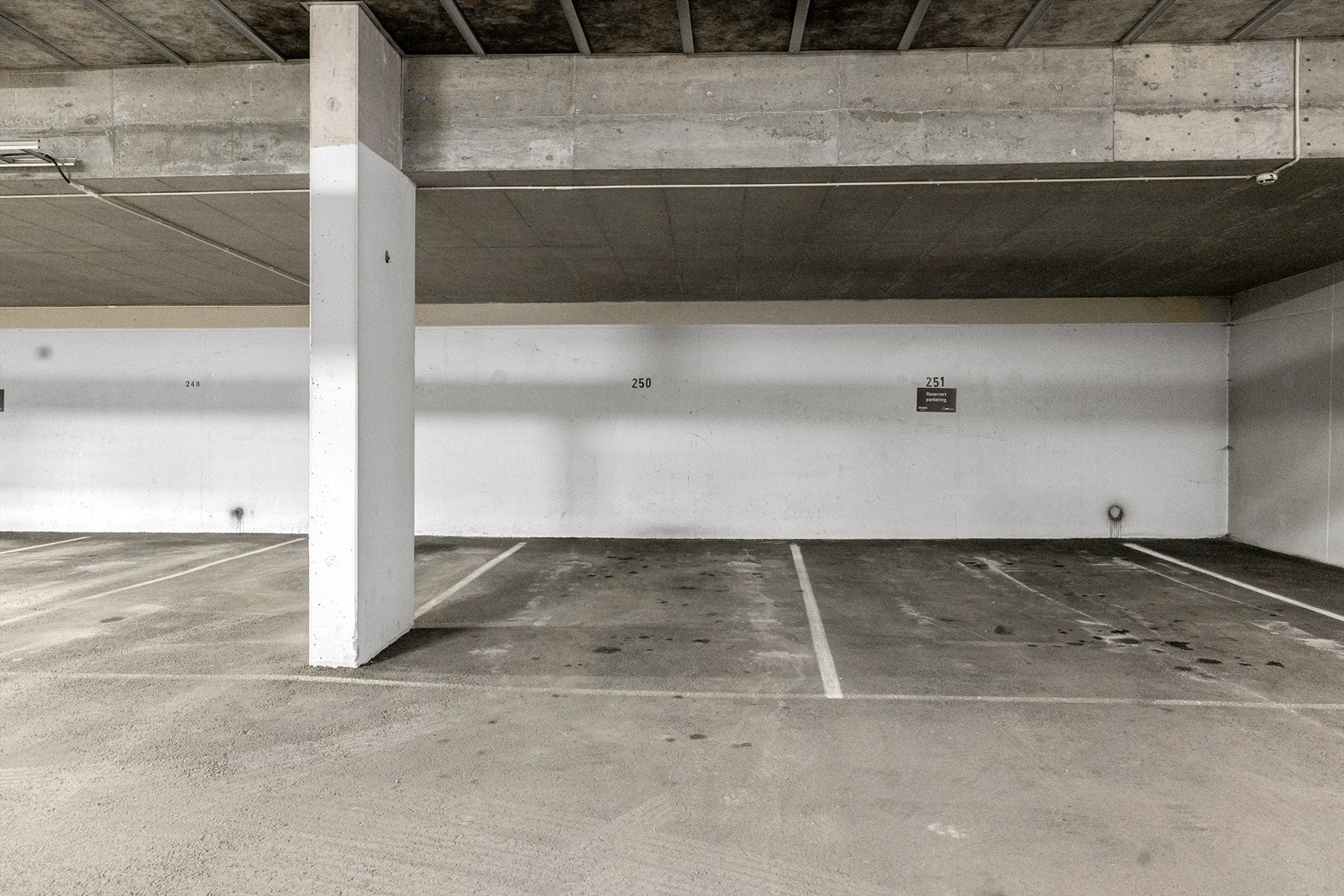 Parkeringsplass 250 i kjelleren tilhører leiligheten. Det er lagt til rette for el-bil lader i garasjen. Galleribilde