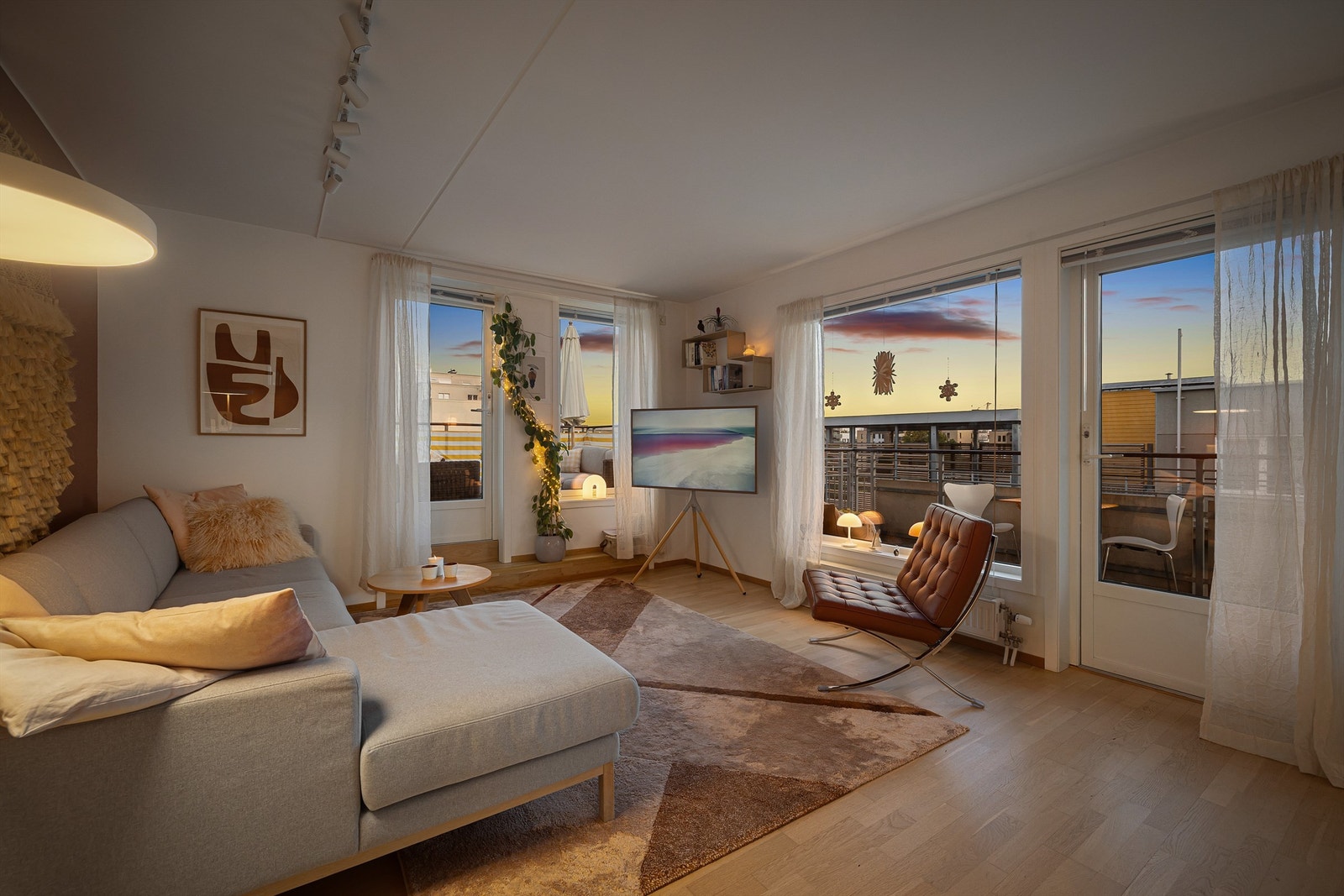 Leiligheten oppleves lun og åpen på kvelden Galleribilde