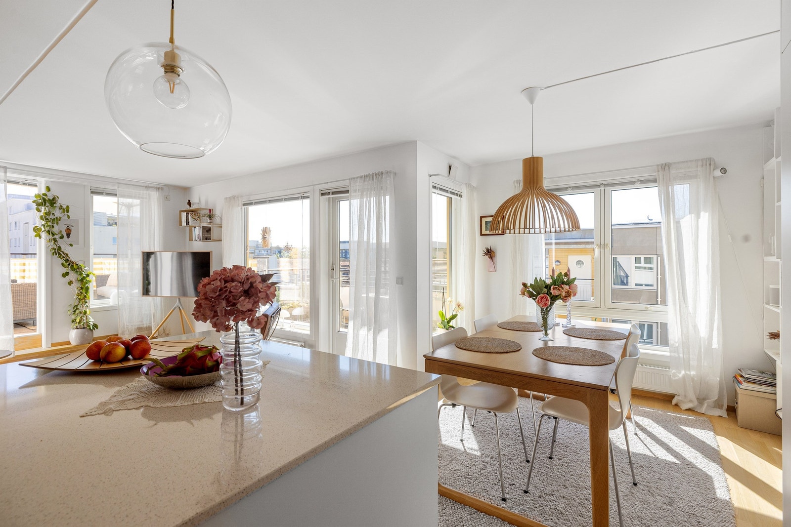 Fra kjøkkenet har du full oversikt over gjestene og nyter godt av det herlige lysinslippet! Galleribilde