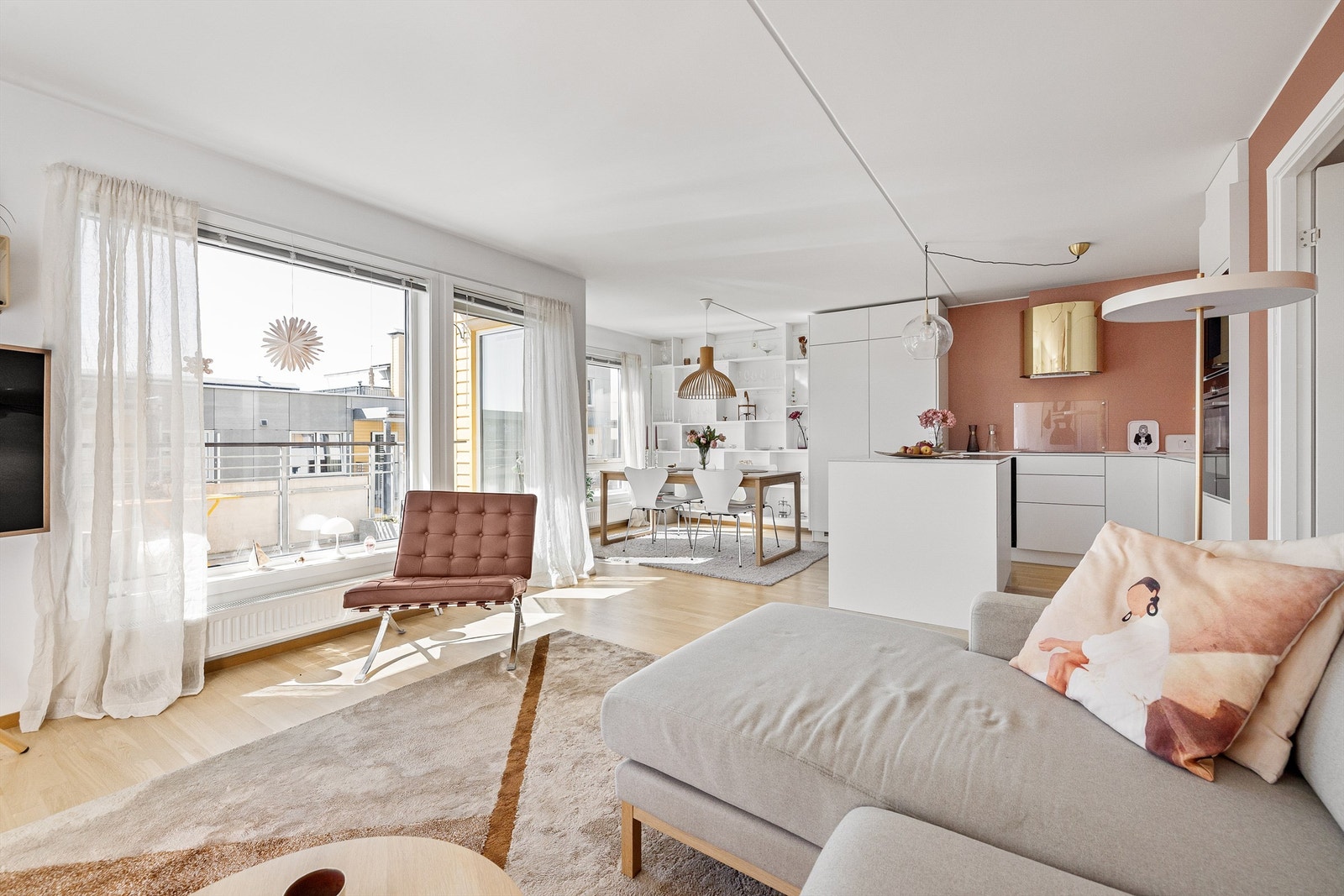 Den åpne løsningen gjør at en kan være med på festen og lage mat samtidig. Galleribilde