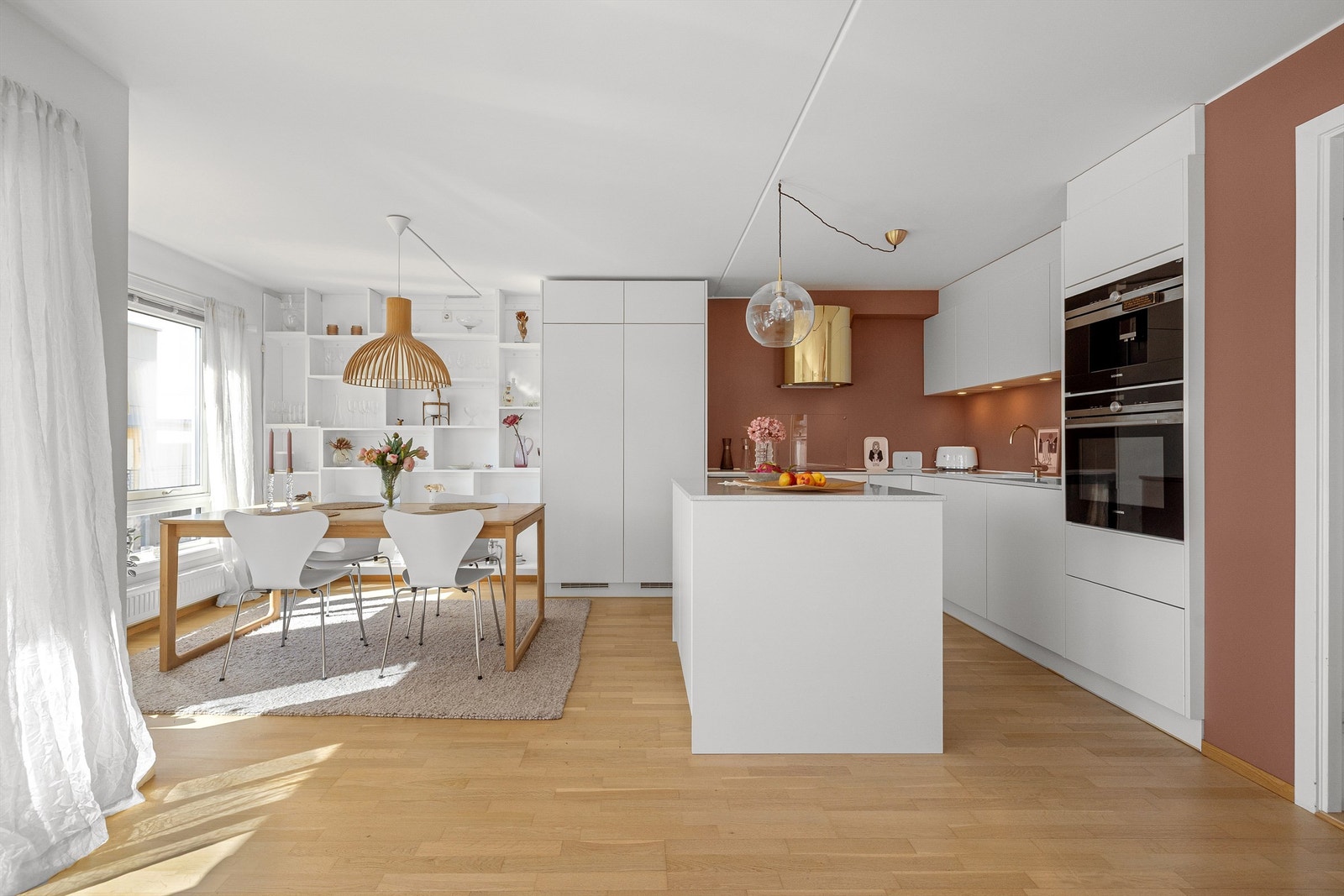 Sosial løsning i spisestue/kjøkken-området. Galleribilde