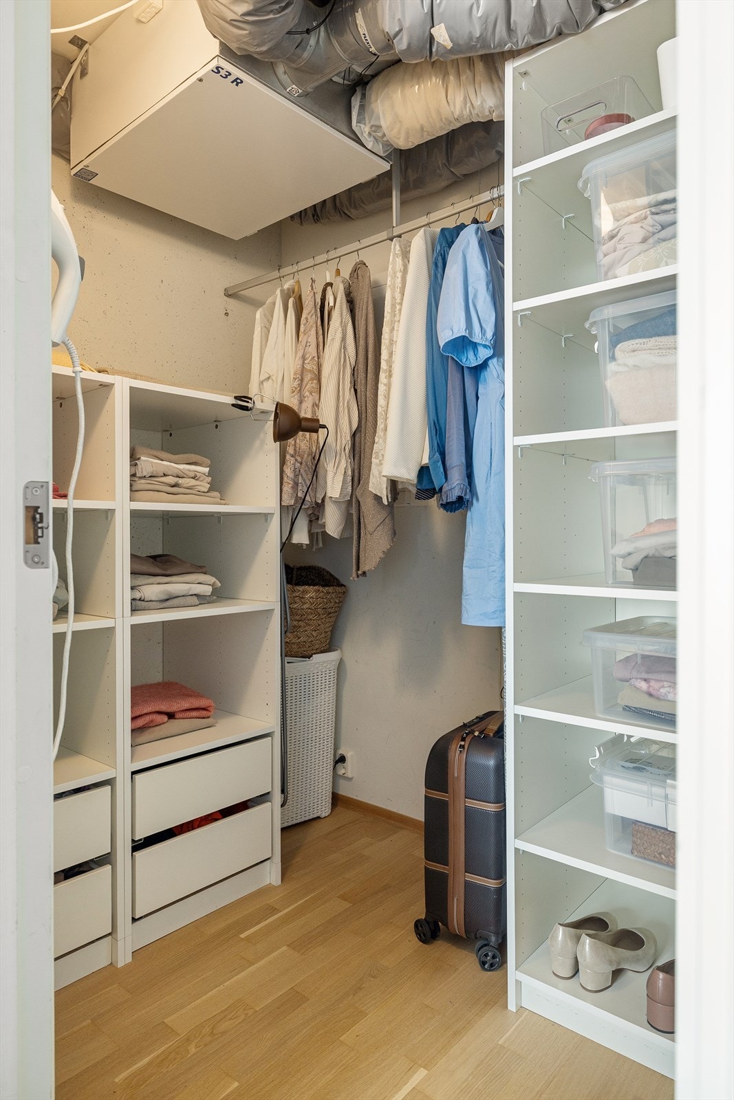 Walk-in med adkomst fra hovedsoverommet, god plass til oppbevaringsløsninger. Galleribilde