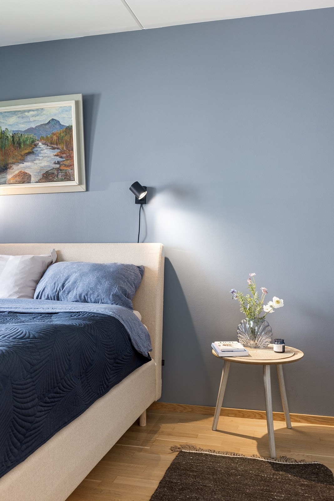 Hovedsoverommet er malt i en behagelig blåtone og ligger skjermet inn mot svalgangen. Galleribilde