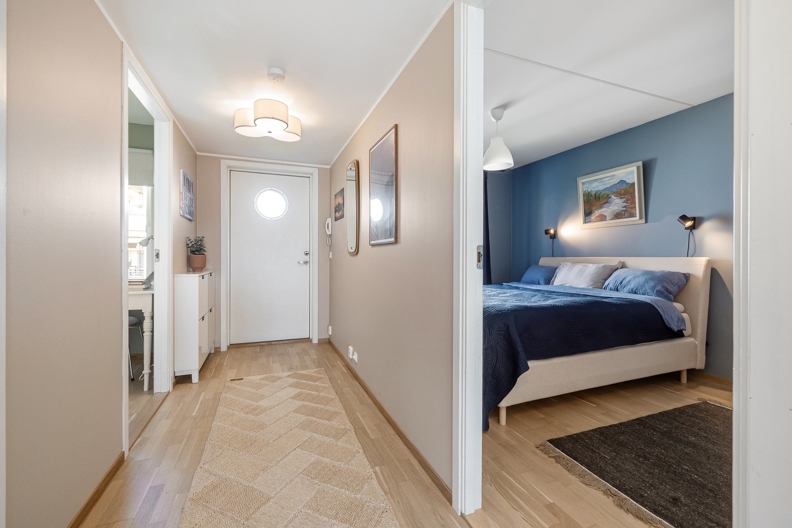 Entre med tre-stavs parkett og porttelefon. Galleribilde