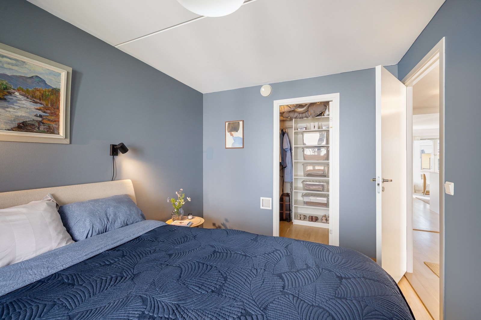 God atmosfære på soverommet med praktisk oppbevaringsplass i tilstøtende walk-in closet. Galleribilde