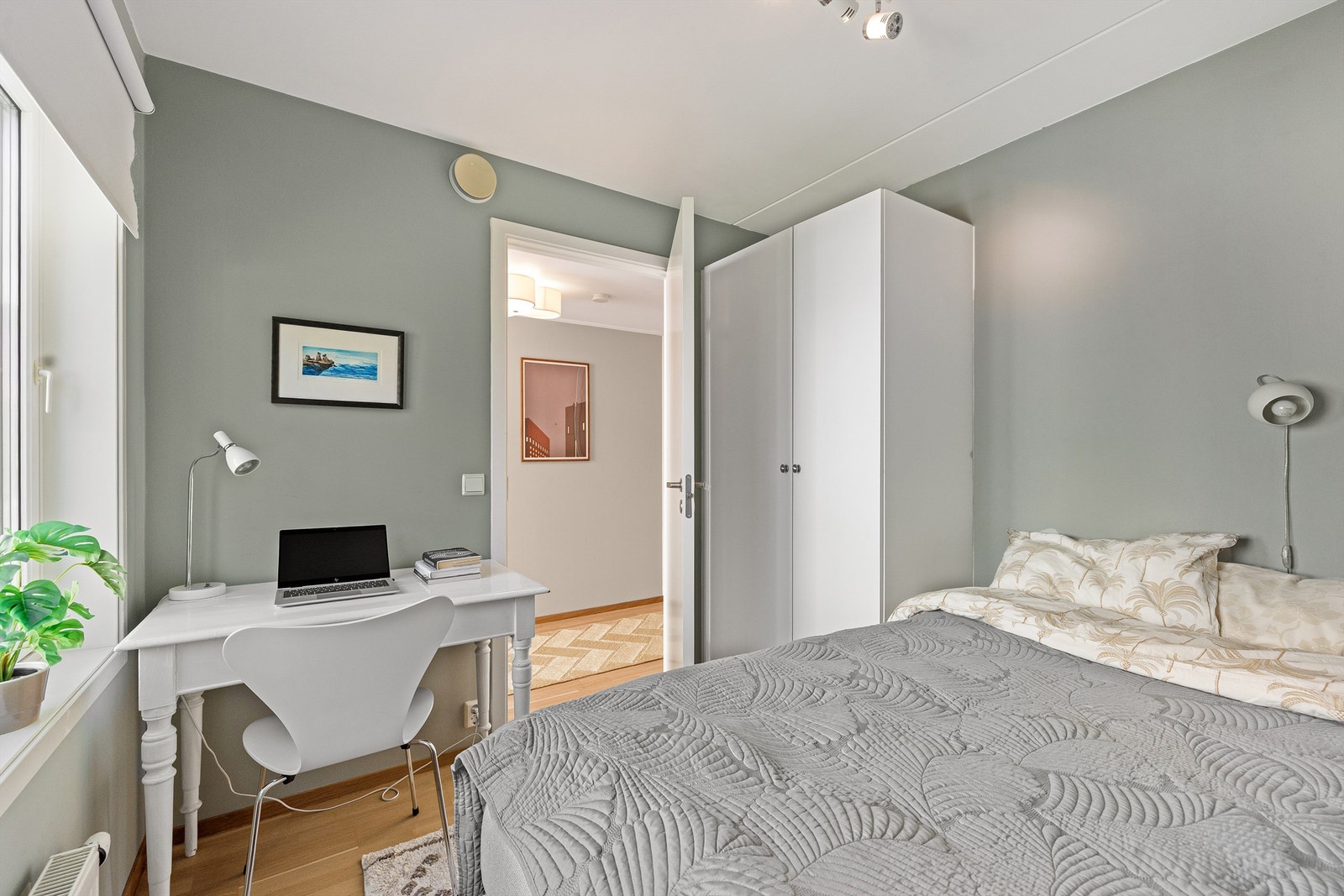 Plass til kontorpult og garderobe. Galleribilde