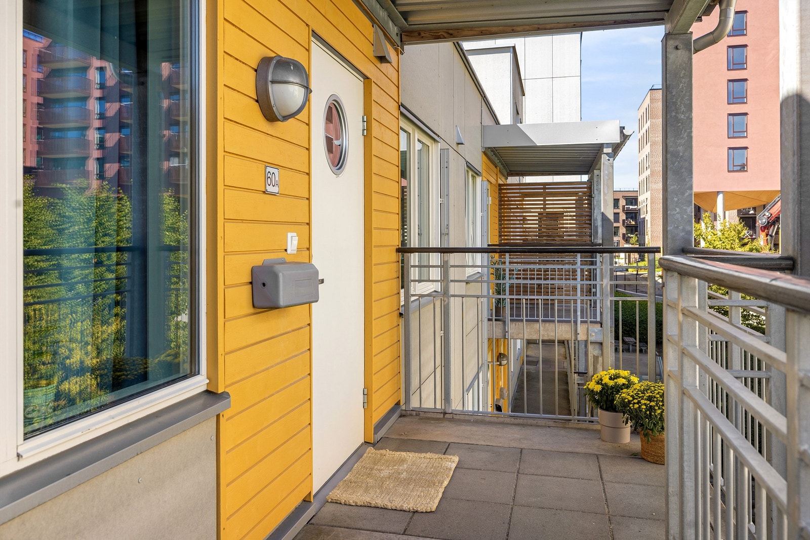 Leiligheten har egen inngang i fjerde etasje, slik at svalgangen oppleves privat. Galleribilde