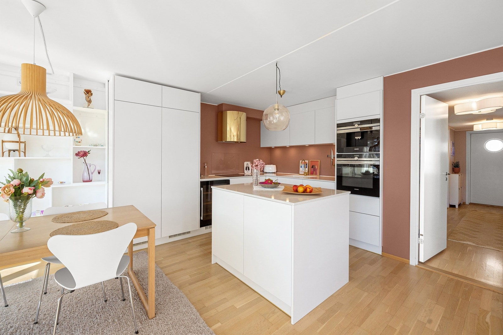 Kjøkkenøyen gir gode oppbevaringsmuligheter og ytterligere benkeplass. Galleribilde