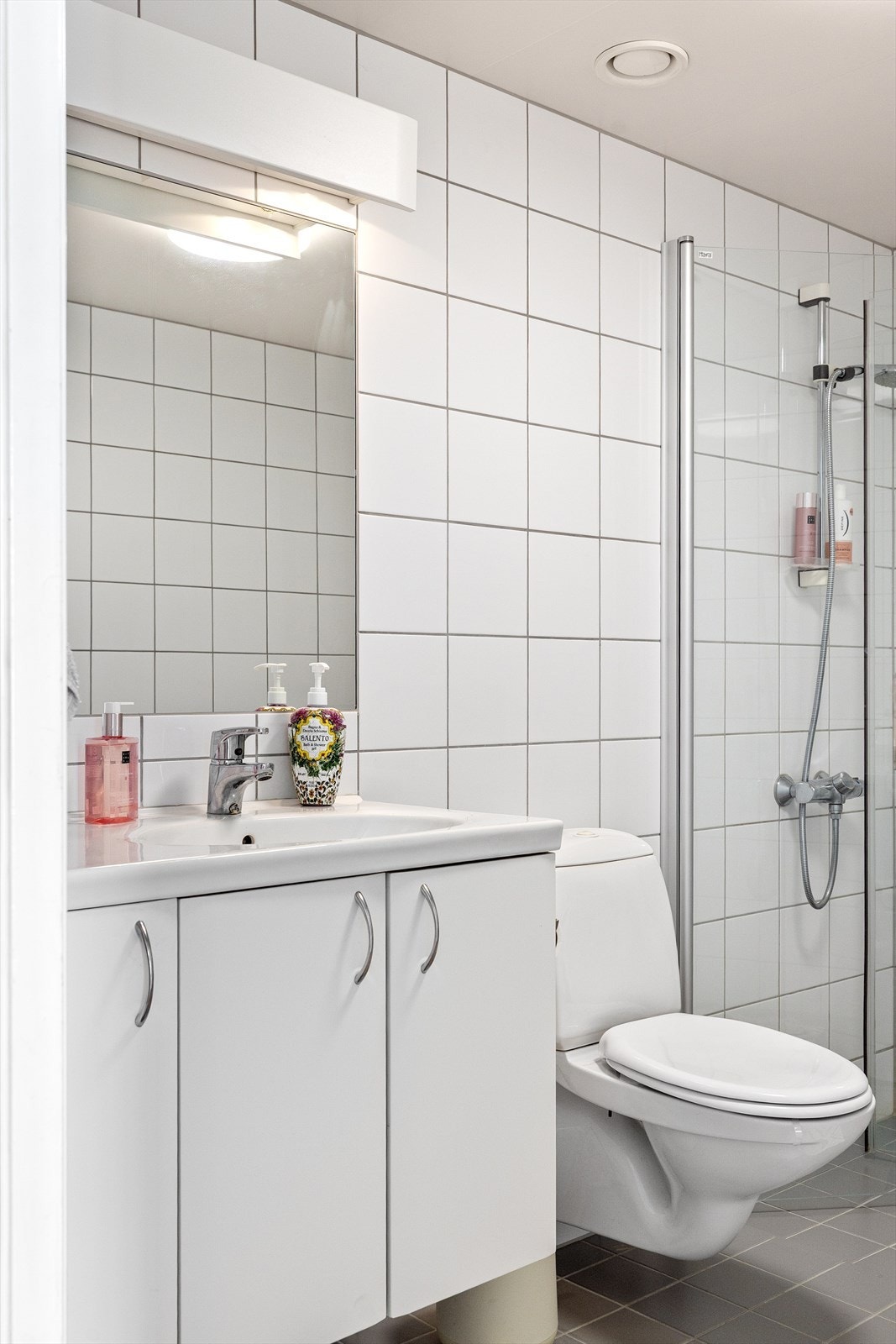 Gode oppbevaringsmuligheter i servantskap. Galleribilde