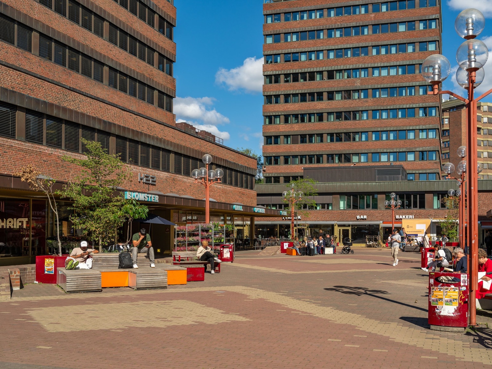 På Tøyen Torg har du barer, kaféer og restauranter - samt store matvarebutikker og blomsterbutikk. . . Galleribilde