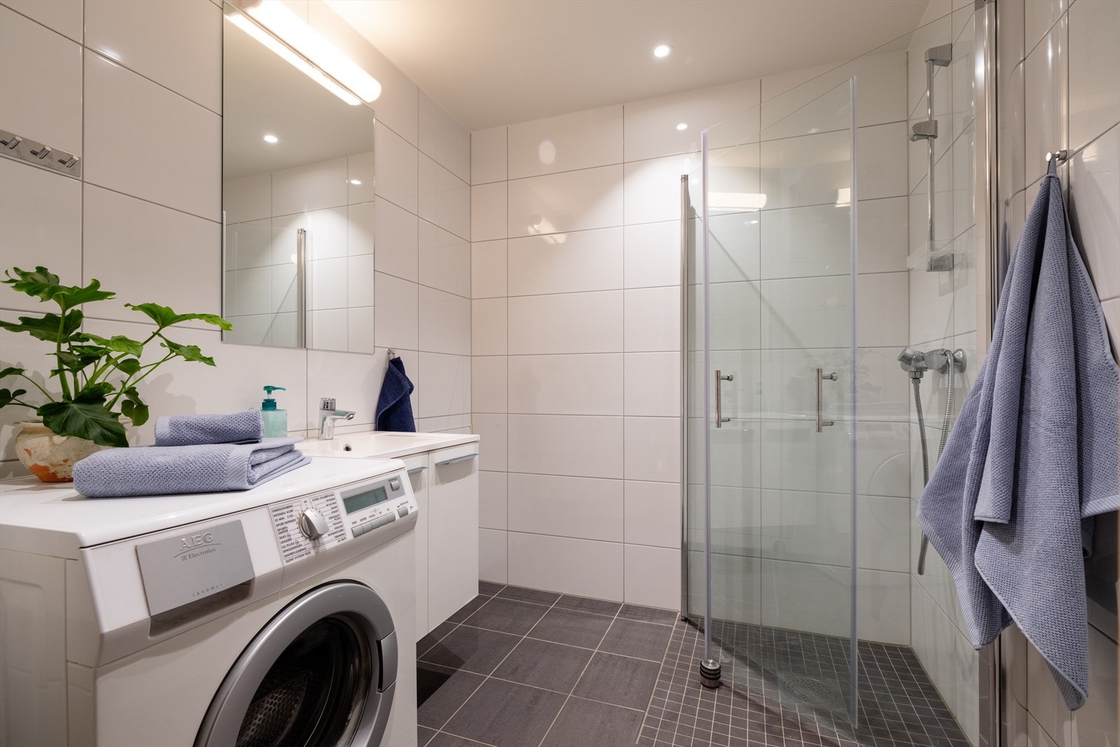 På hovedbadet er det også opplegg til vaskemaskin Galleribilde