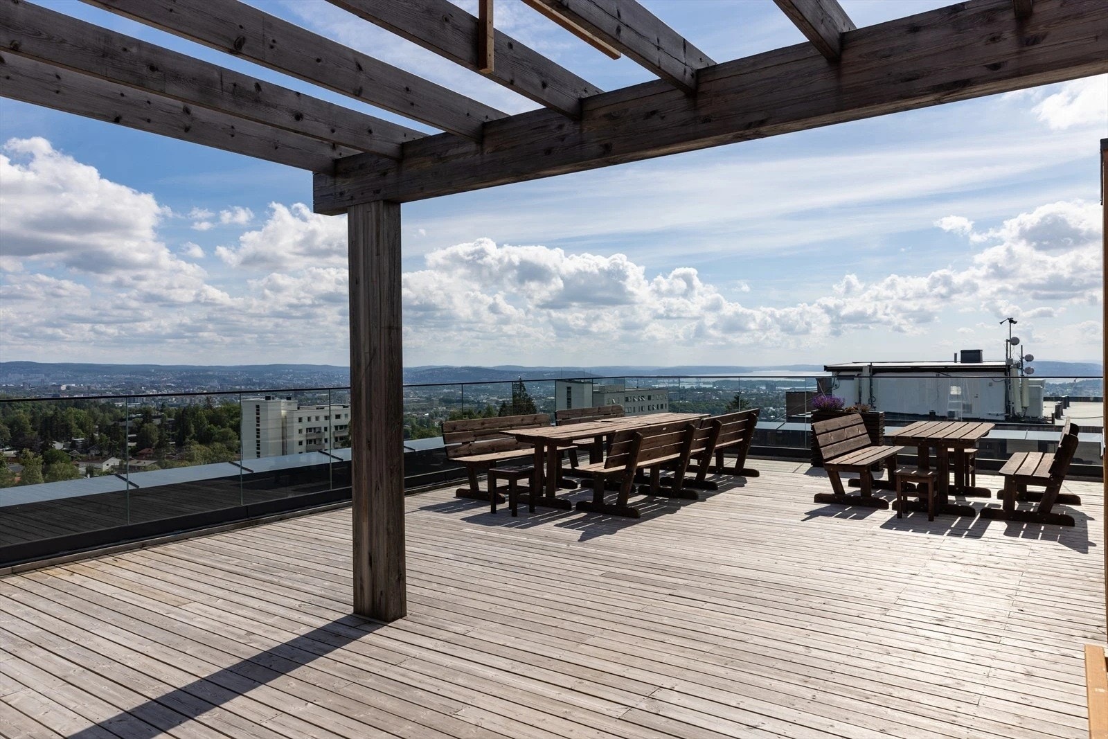 Stor og flott takterrasse med fantastisk utsikt Galleribilde