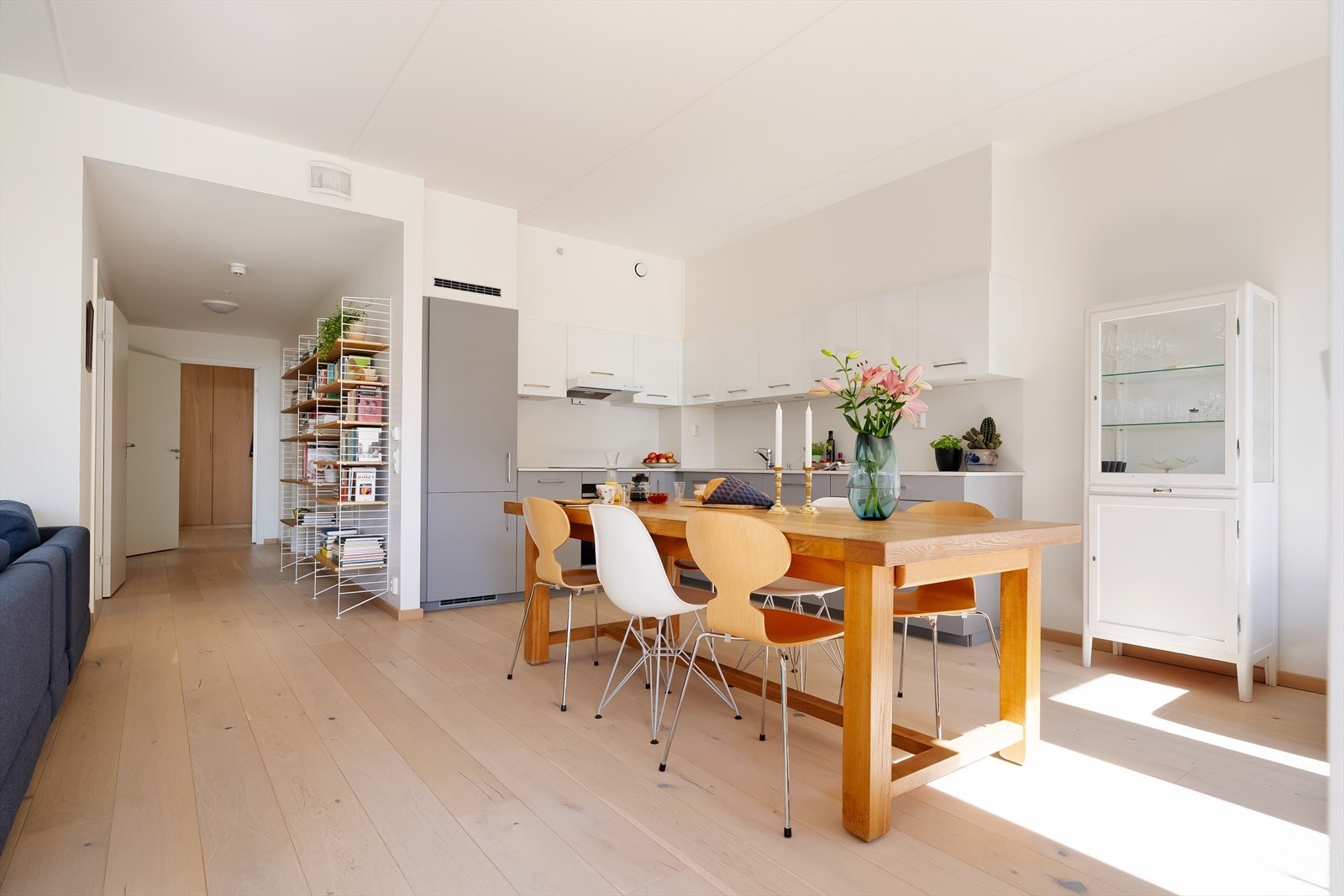 God plass til oppbevaring nedover gangen Galleribilde