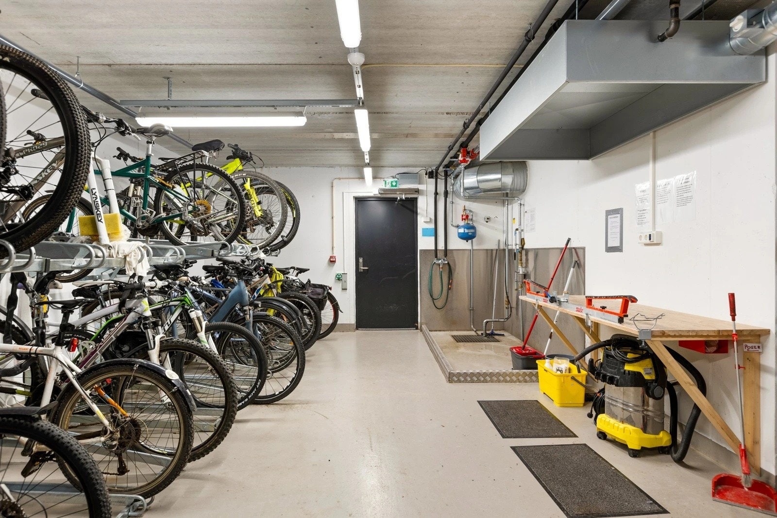 I kjeller er det felles sykkelbod med sykkelvask og smørbenk m/ avtrekk Galleribilde
