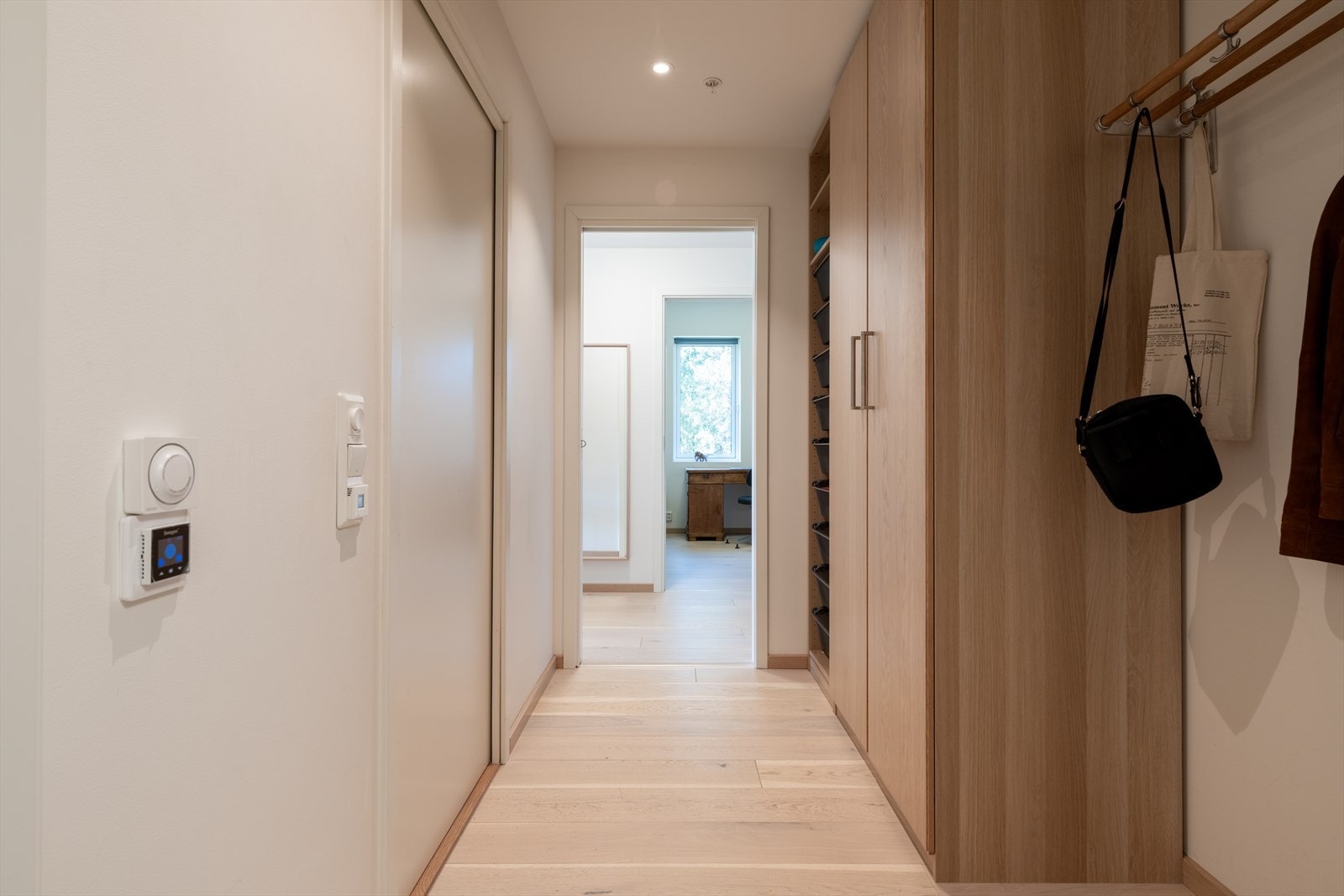 I entreen er det en stor garderobe og inngang til hovedbadet Galleribilde