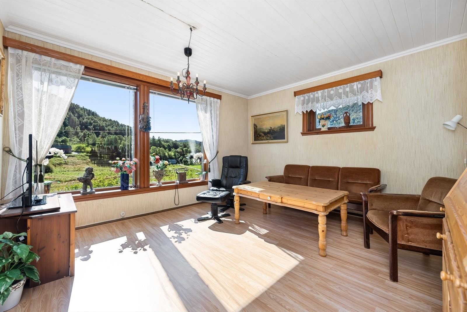 Boligen ligger idyllisk plassert kun noen få minutter unna Eivindvik. Galleribilde