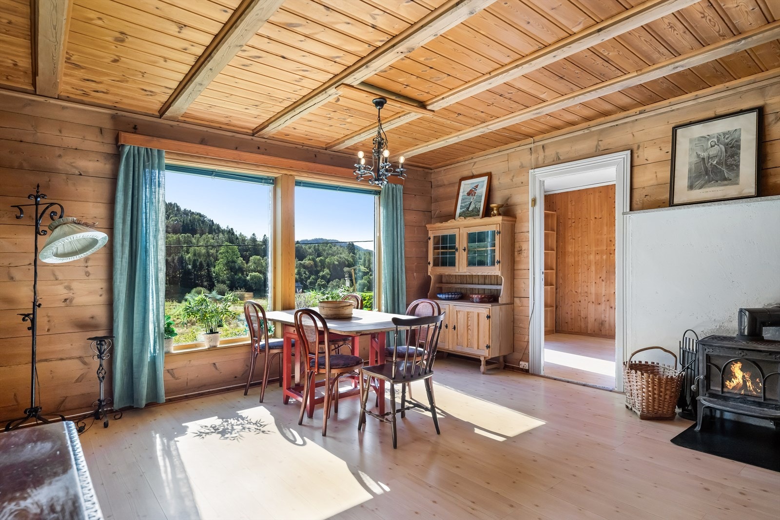 Vedovn for effektiv oppvarming på kalde dager. Galleribilde