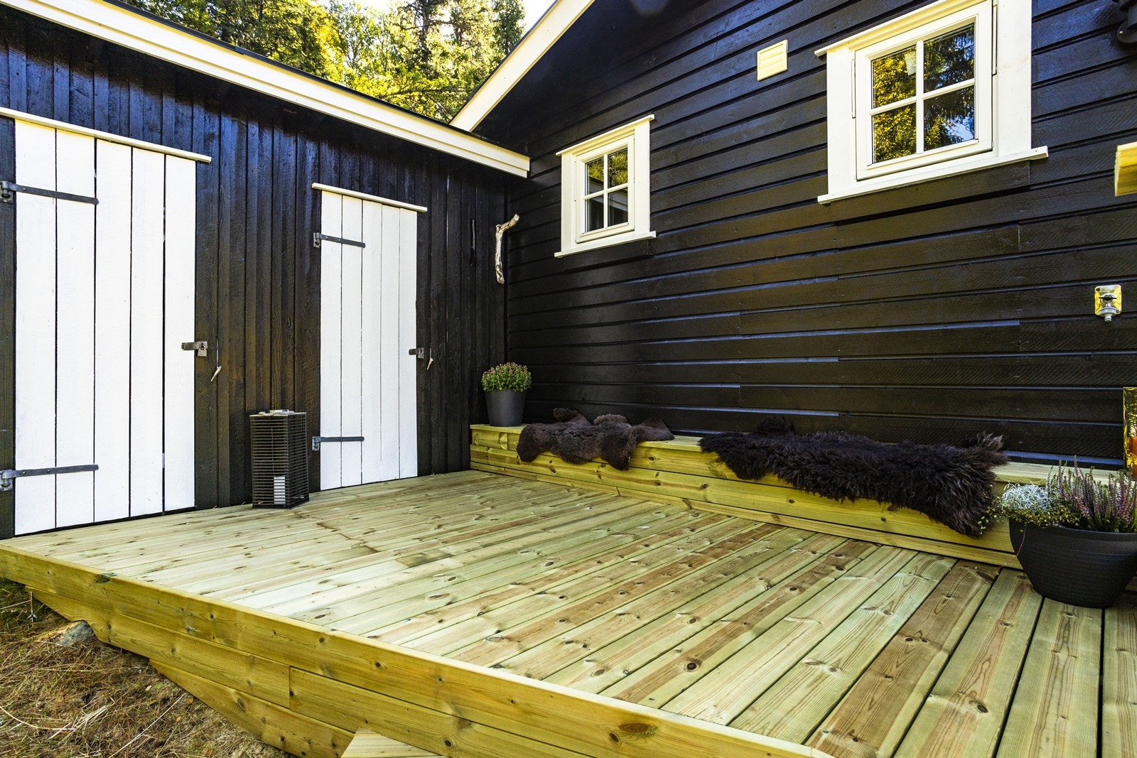 Her er det også bygget en praktisk, plassbygd benk som både gir ekstra sitteplasser og en lun atmosfære. Galleribilde