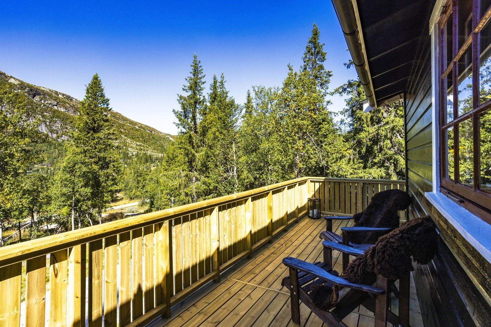 Her kan du nyte roen, naturen og gode dager på en romslig terrasse med flott utsikt. Galleribilde