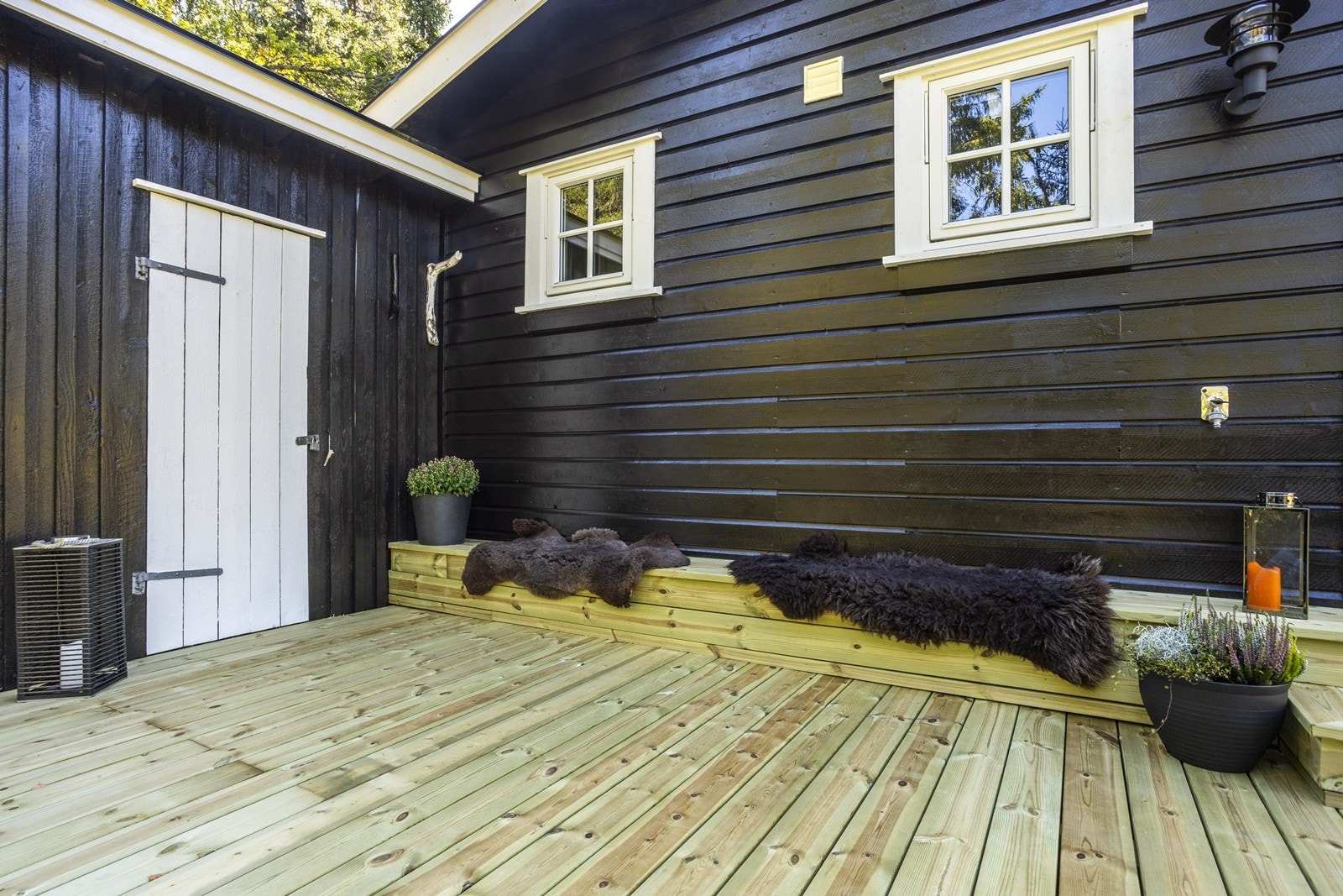 Hytta har fått en flott, nybygd terrasse som gir ekstra gode uteplasser. Galleribilde