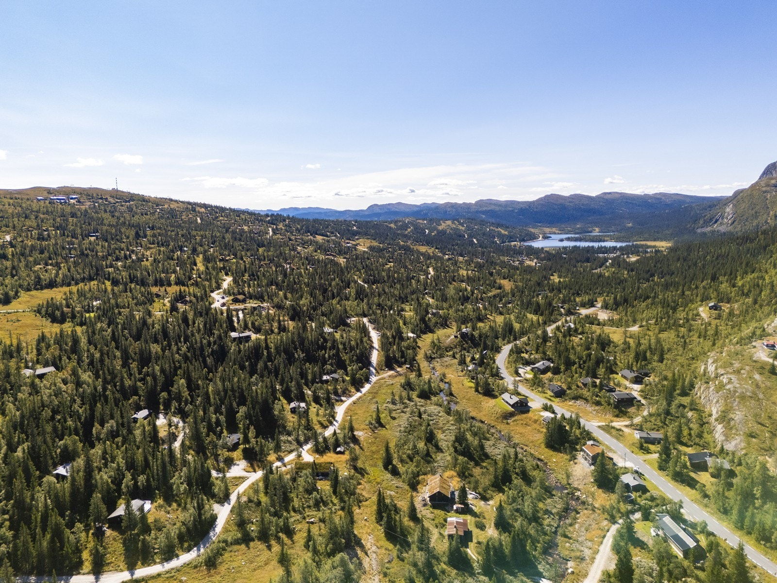 Hytta har en god planløsning med vindfang, stue/kjøkken, 2 soverom og bad. Det er også 2 utvendige boder med god plass til lagring. Galleribilde