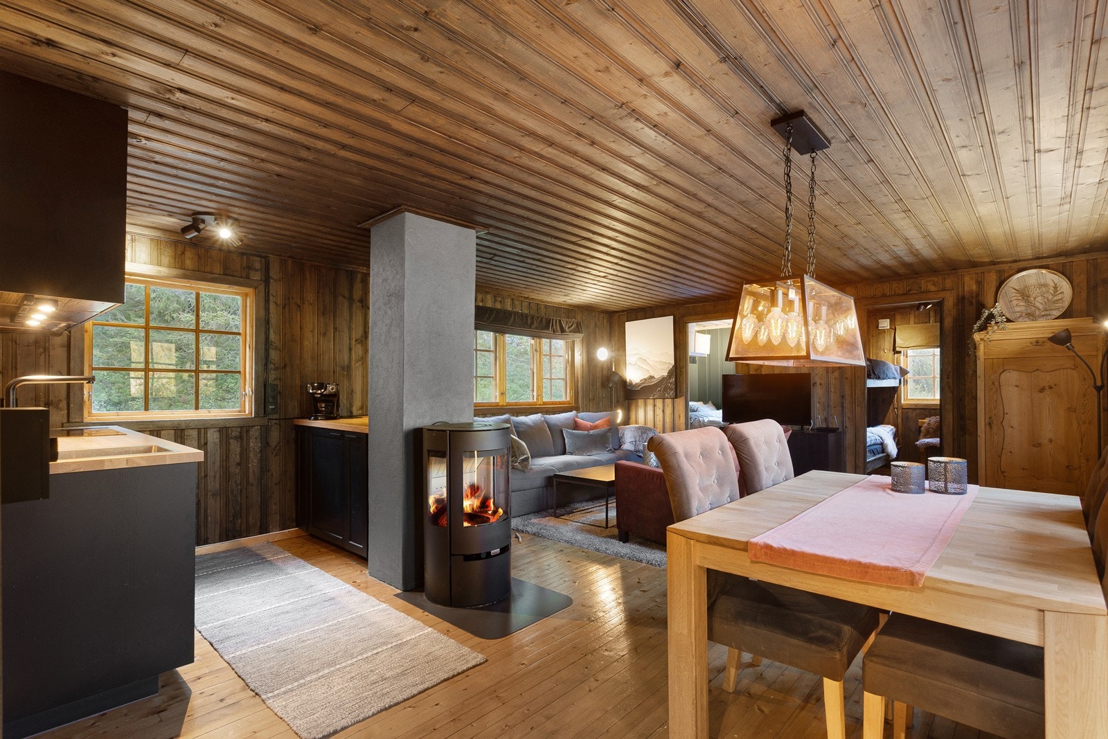 Velkommen til en klassisk tømmerhytte med særpreg og sjel! Galleribilde