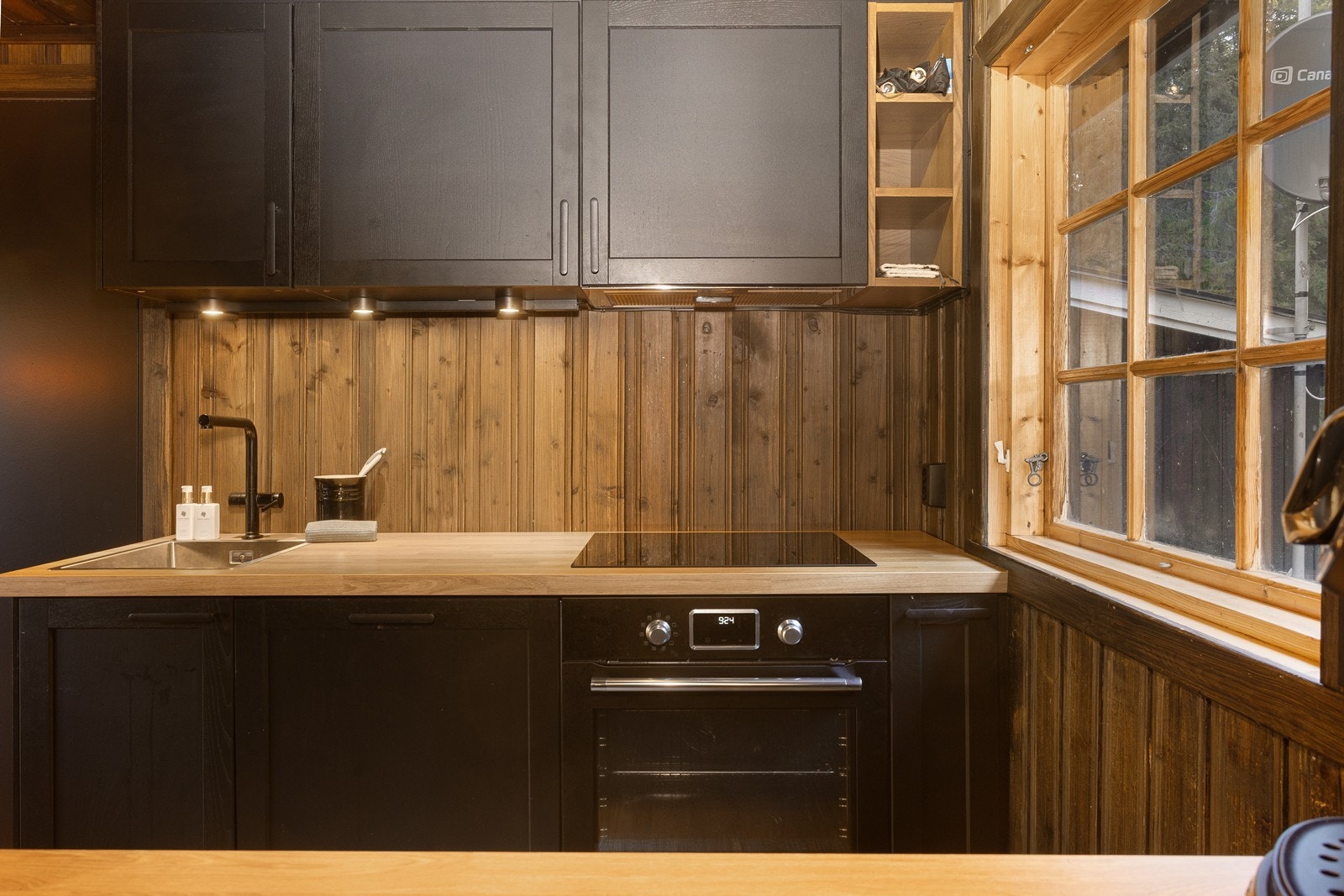 Kjøkkenet har integrert kjøleskap, oppvaskmaskin, induksjonstopp, stekeovn, vannstoppstystem og komfyrvakt. Galleribilde