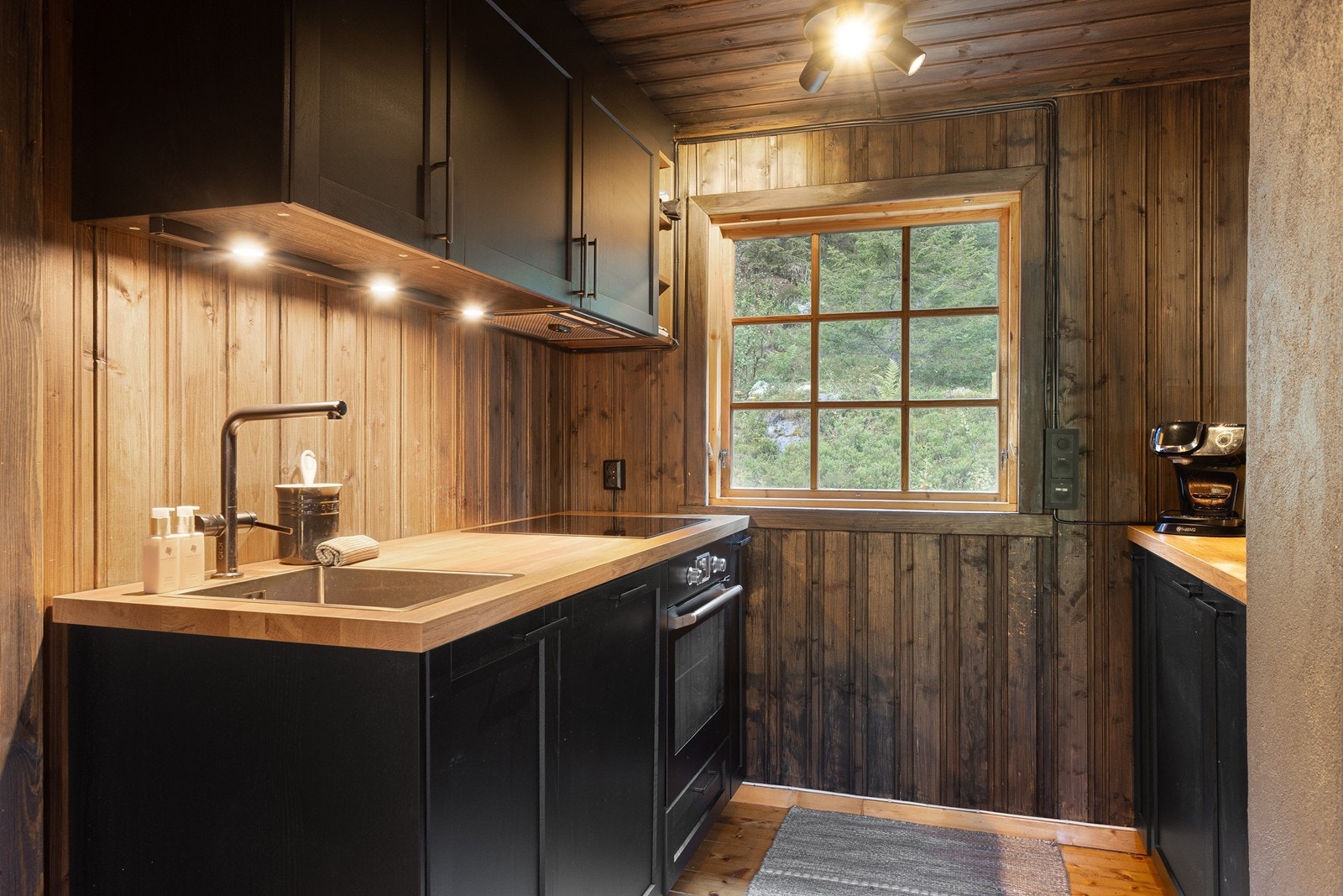 Pent oppgradert kjøkken med profilerte fronter. Benkeplaten er av laminat. Galleribilde